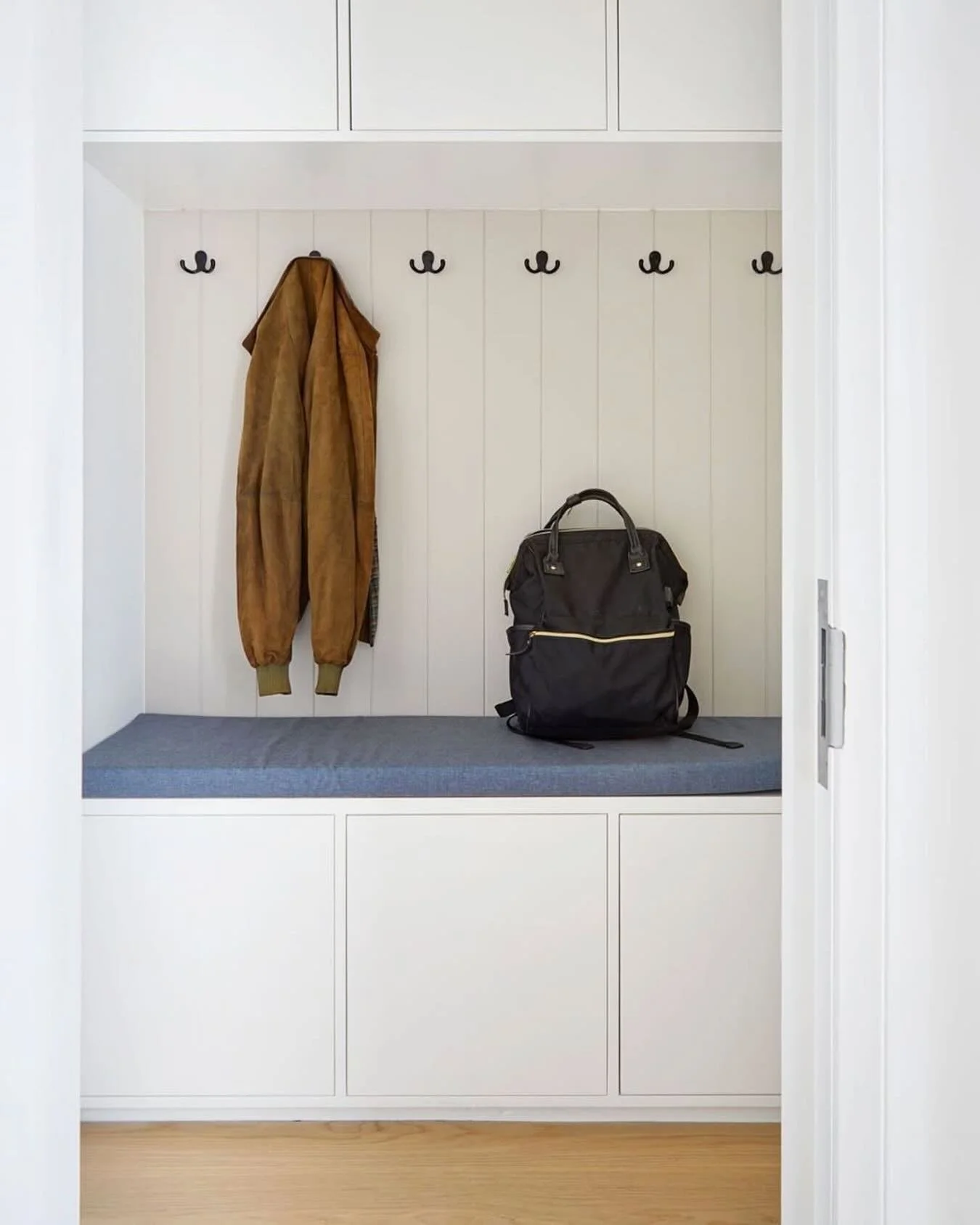 A simple, well-considered entry space can reduce stress more than most people realise. Fewer misplaced shoes, fewer rushed mornings, fewer decisions before the day has even begun.
🏡
This design by our member @lumin.architects combines clear zoning, 