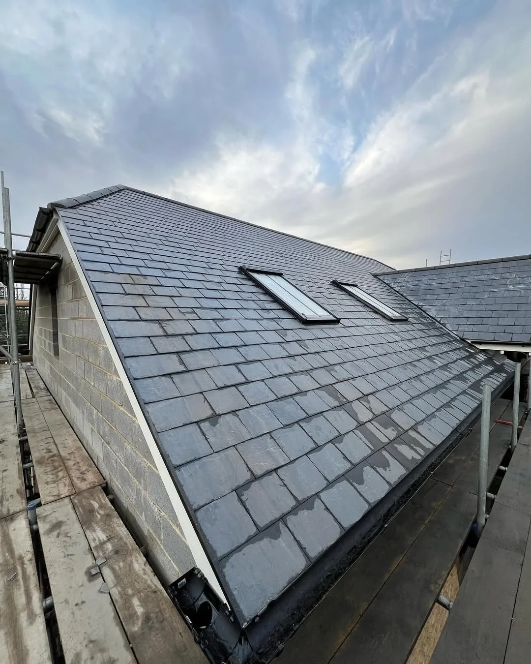 Another quality project completed by our member @north_herts_construction 
🏗️
This stunning natural slate roof was  completed with full lead dormers, showcasing the craftsmanship and attention to detail that goes into every project we undertake.
🏡
