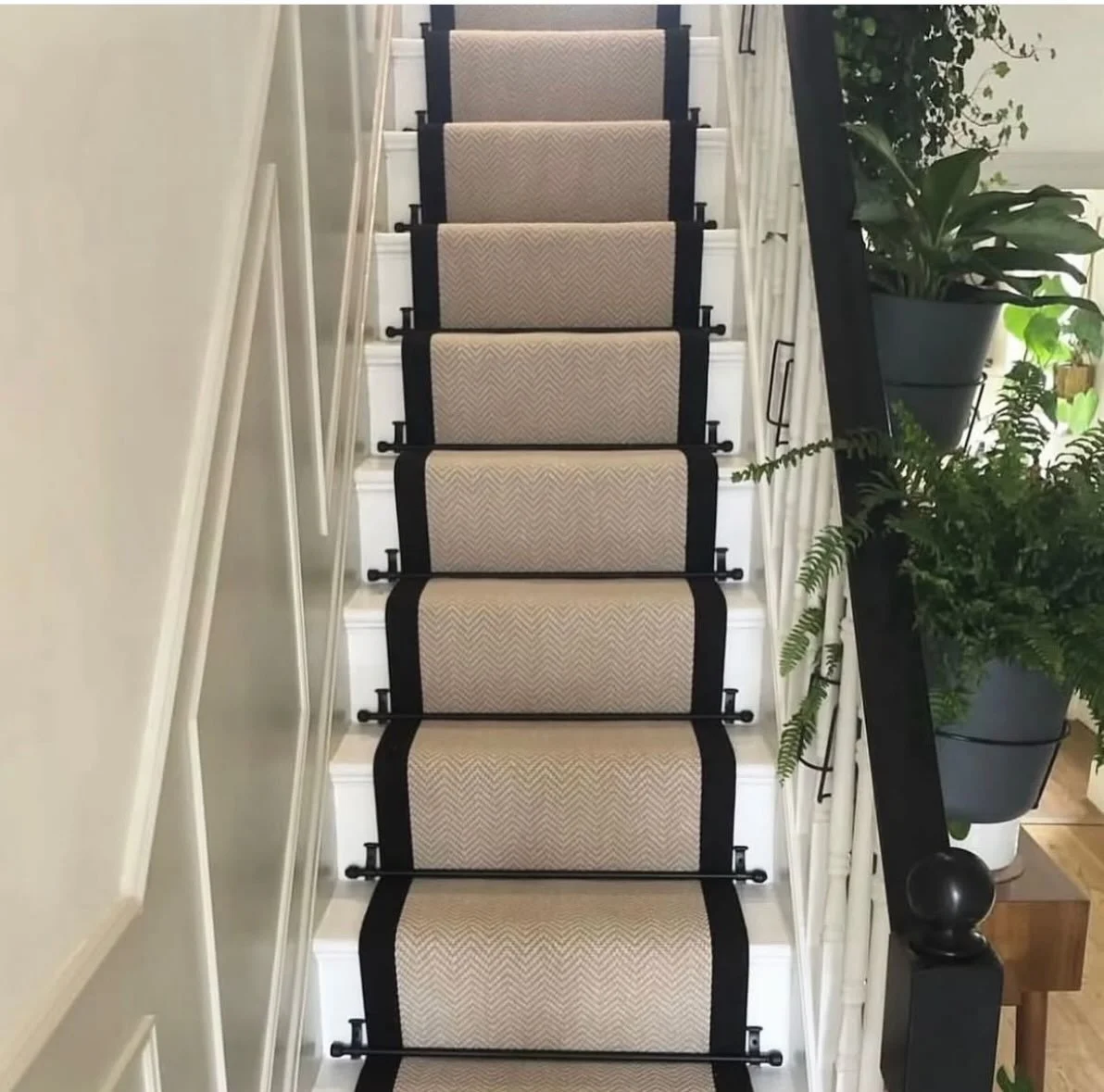 Here is a beautiful landing and stair runner - supplied &amp; installation by our member @thebespokeflooringcompany 
🫶
Carpet -&nbsp;@fibreflooring&nbsp;flatweave classic Chalk herringbone
Stair rods - Blackmith Ball Black 26&rdquo; with blacksmith 