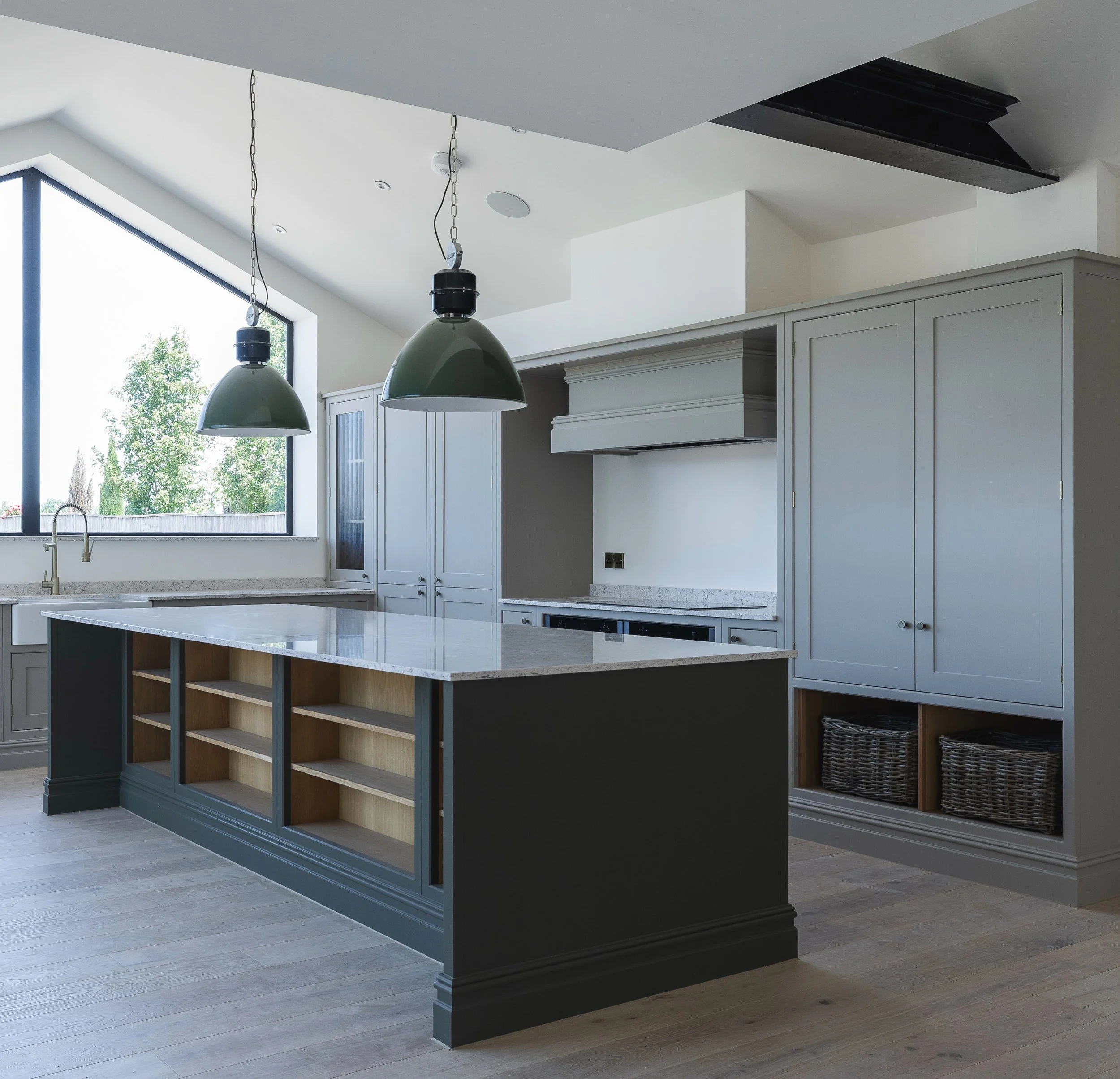 Our member @rosewood_contracting doesn&rsquo;t just create homes they create beautiful spaces.
🏡 
@rosewood_contracting dedicated team of skilled joiners handcrafted this stunning bespoke kitchen, designed to perfectly complement this incredible ope