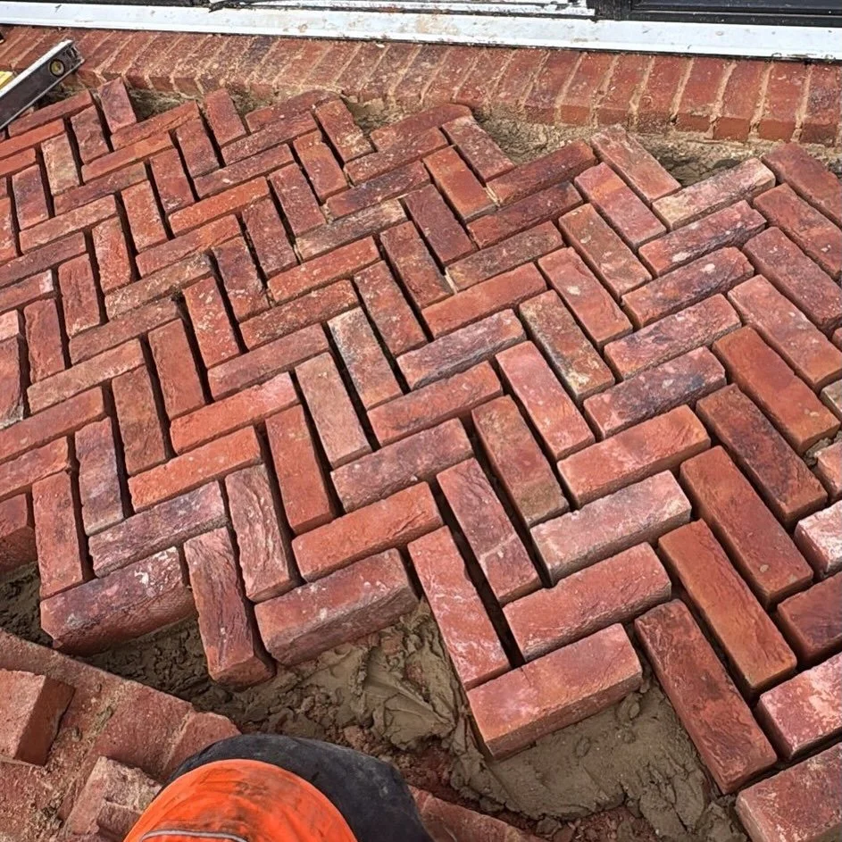 To our member @rosewood_contracting , it&rsquo;s always the small details that make the biggest difference.
🏡
This herringbone step at the front entrance might seem subtle&hellip;but it&rsquo;s the first thing you see, the first thing you step on, a