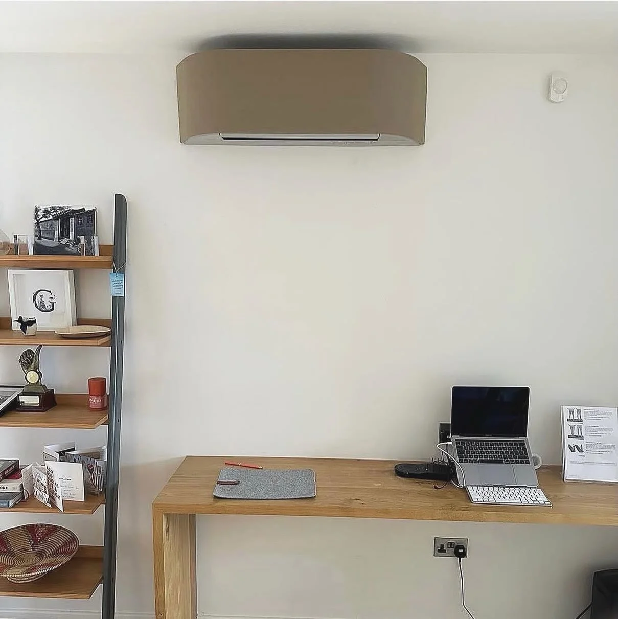 ☀️ With the hot weather here, have you considered installing air conditioning in your home or workplace? ☀️ 

Our member @dyskairconditioning supplied a Toshiba Haori wall-mounted air conditioning system for a stylish apartment, proving that air cond