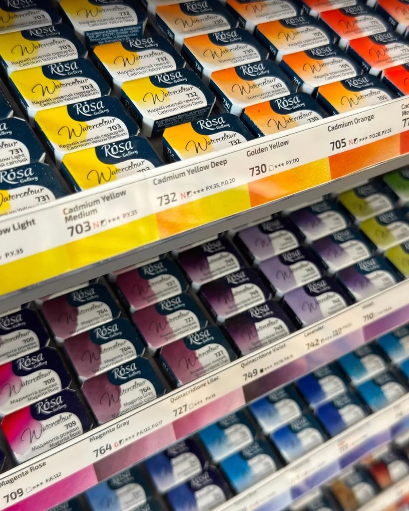 🎨 Watercolour Pans 🎨 

Our member @artscapeharpenden stocks Rosa Watercolour Pans have been proving incredibly popular, and it&rsquo;s easy to see why!
👩&zwj;🎨
They are superb quality, great value for money and available in a beautiful range of c