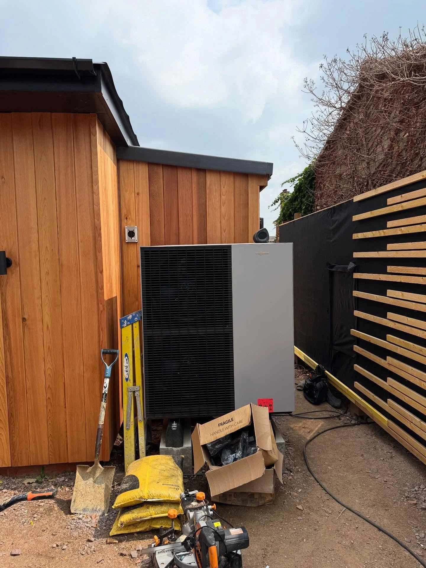 🏡 A smarter, more sustainable way to heat your home. 🏡

Take a look at this stunning deep-renovation project completed by our member @teamjmr_mark featuring a Viessmann Vitocal 150-A 16kW heat pump.
🔥 
At the heart of the system is @thepowertankra