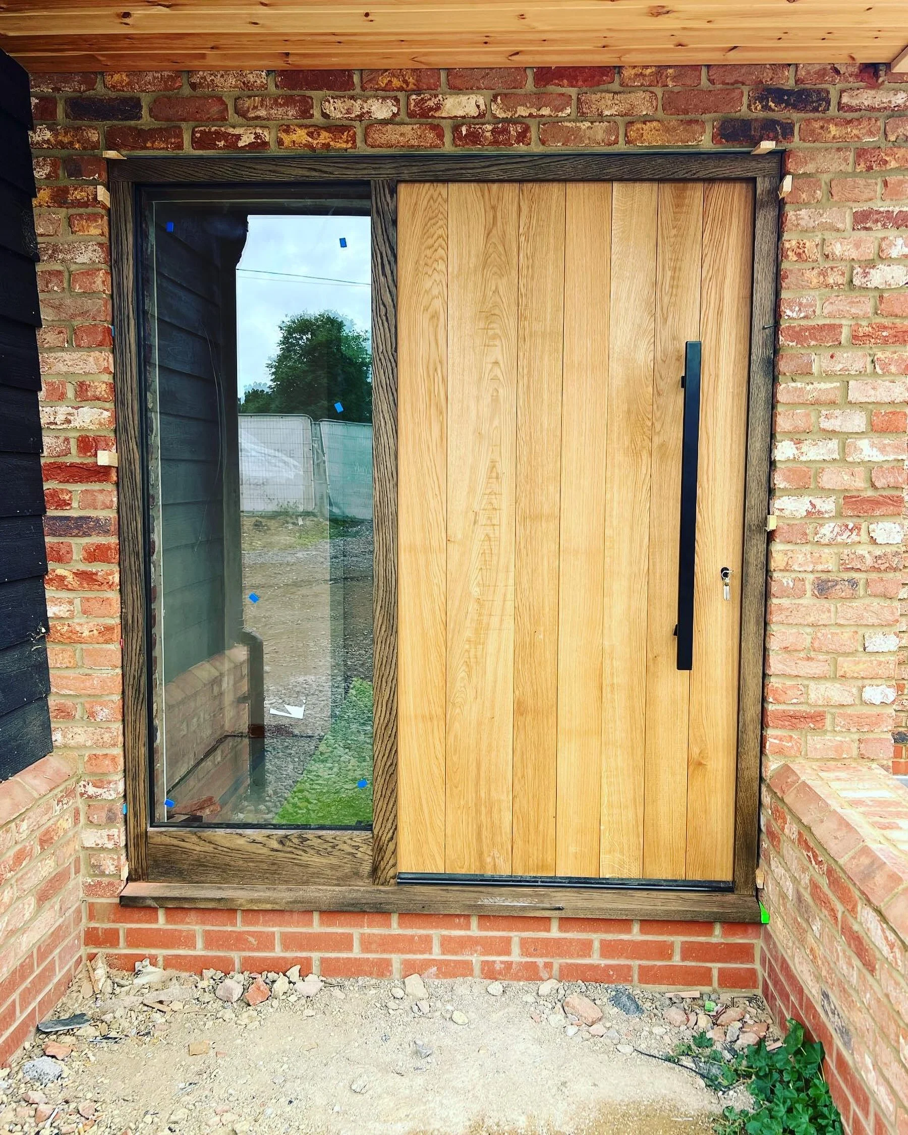 🚪Front Door🚪

It&rsquo;s often the smaller details that make the biggest difference, and this door is the perfect finishing touch to this past project by our member @north_herts_construction 
🏡
This is a beautifully crafted solid oak door, that ha