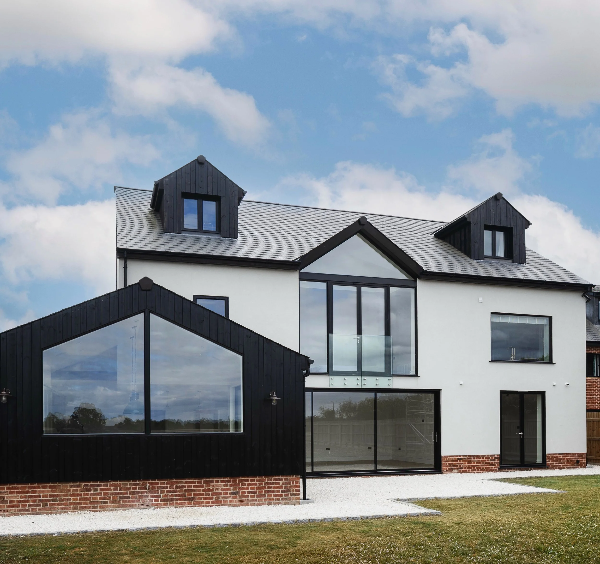 Our member @rosewood_contracting is looking back at the completion of this incredible new build over 6,000 sq ft of carefully considered design, craftsmanship and attention to detail.
🔨 
Great work from the entire team at @rosewood_contracting , exp