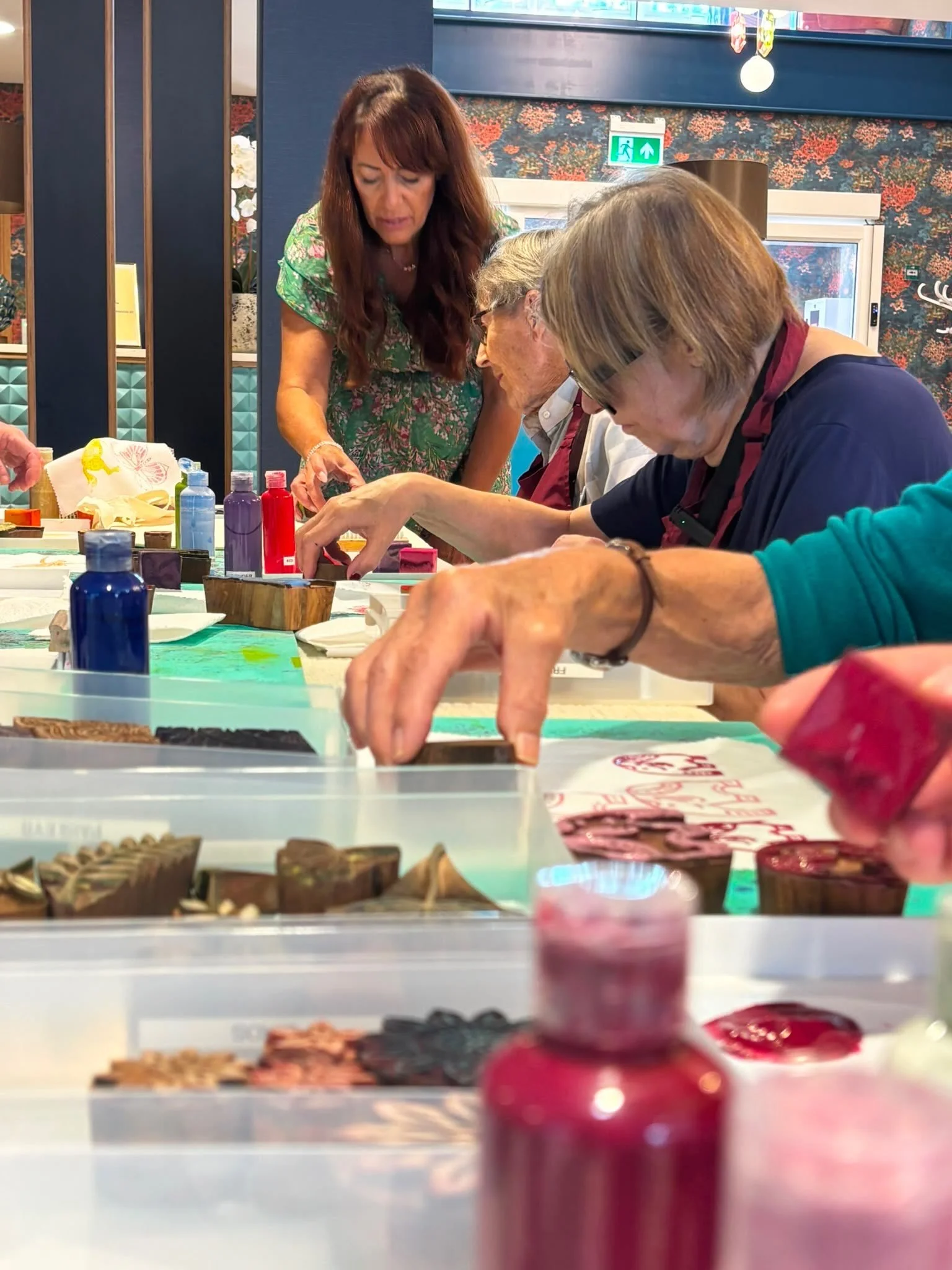 Our member Suzanne from @sundarablockprinting had a lovely morning recently taking one of her block printing workshops to a local care home.
☀️ 
Residents chose from a huge selection of hand-carved wooden blocks and fabric paint colours to create the