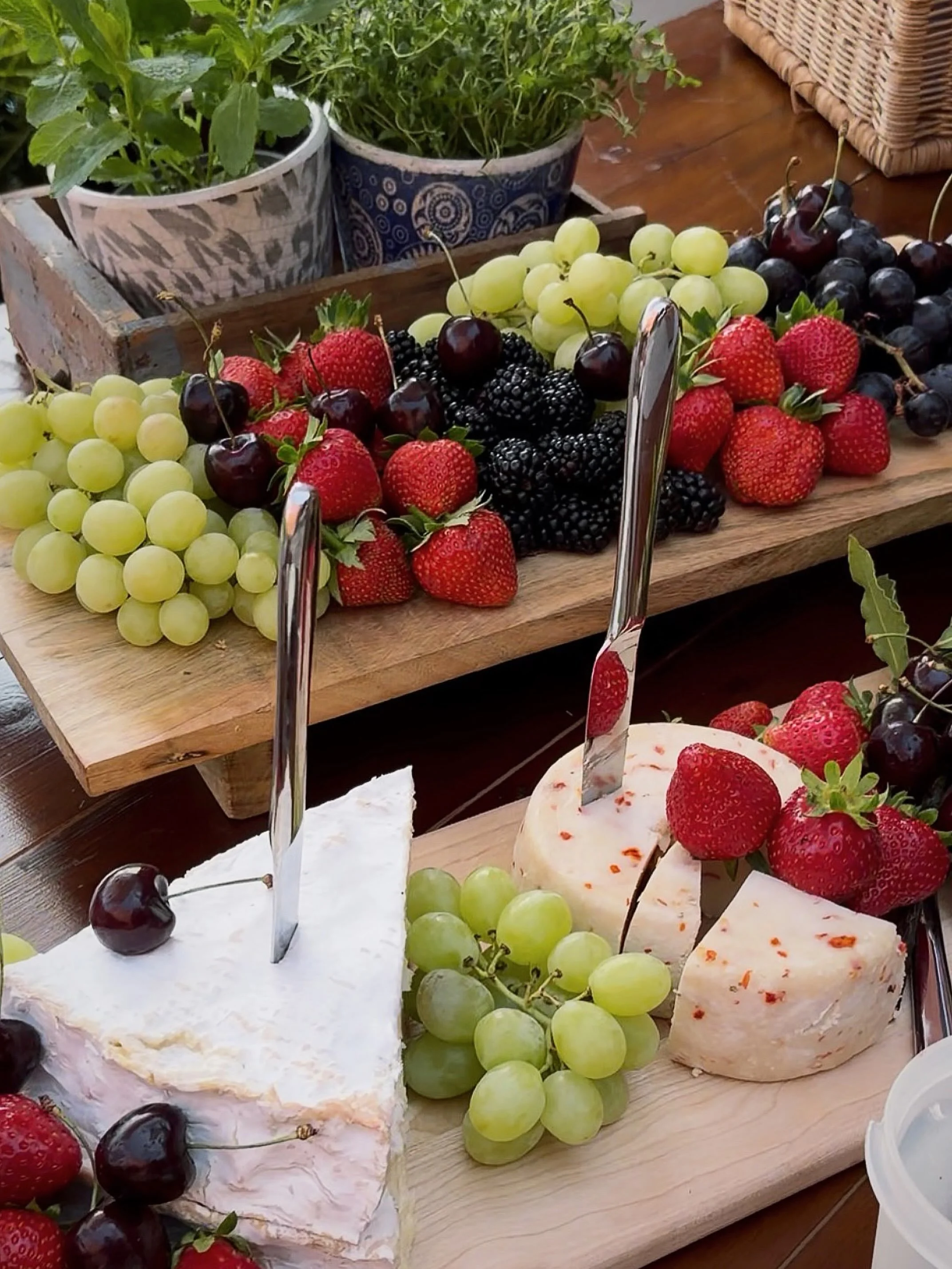 Planning an event and looking for something a little more than our traditional grazing platter? Why not make a statement with our member @thepink_elephant and their bespoke Harvest Tables? 
🧀 
From beautifully arranged charcuterie, artisan cheeses a