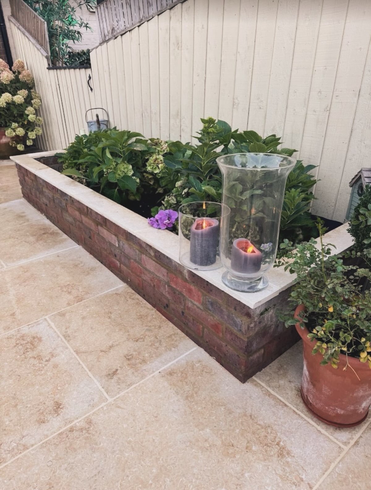 Take a closer look at our member @elitelandscapes_and_structures latest project, in St Albans. 
🪴 
Proof that low maintenance doesn&rsquo;t have to mean low impact. 
⭐ 
Beautiful paving from @royalestones creates the perfect backdrop for an array of