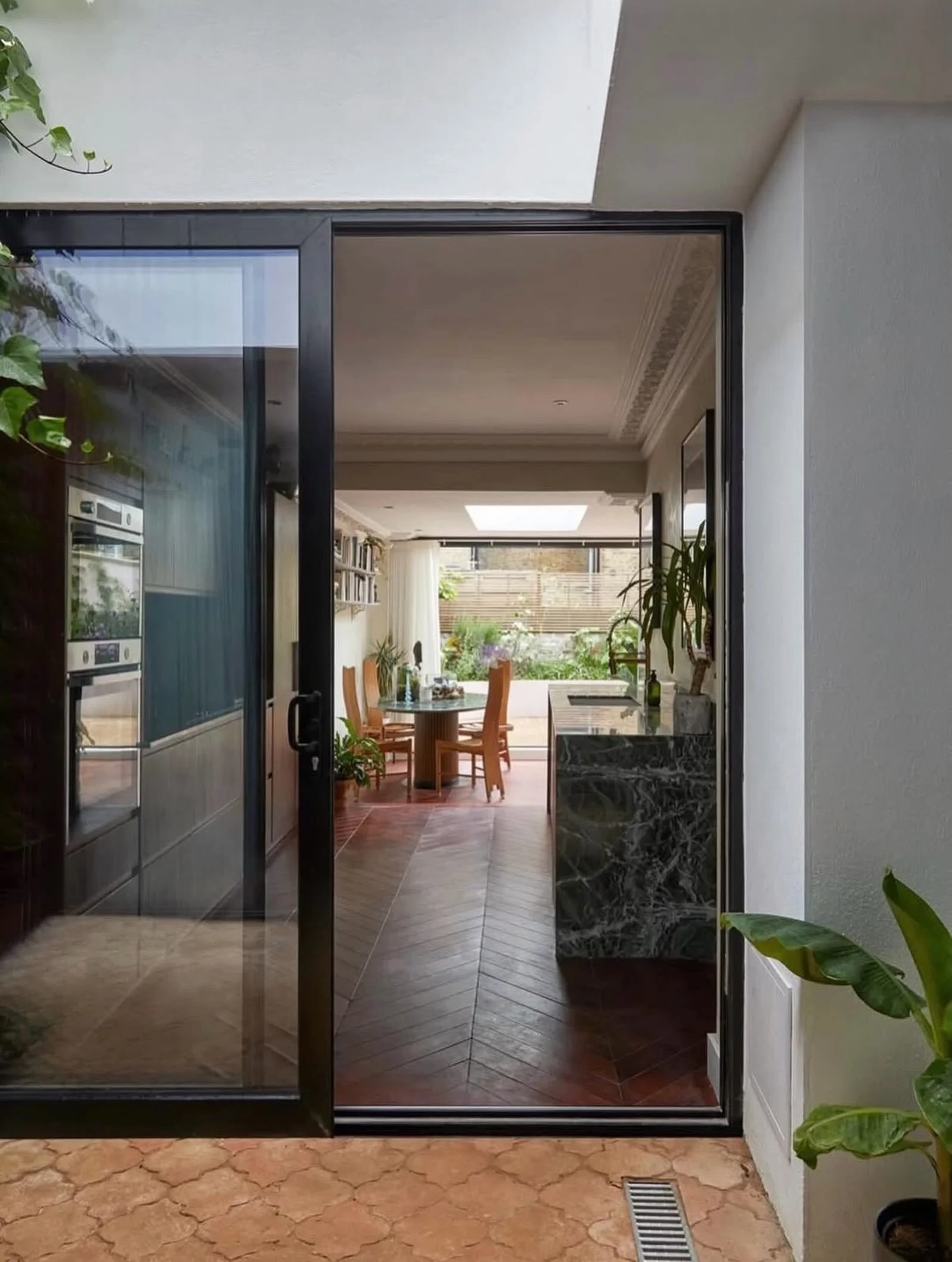 Some spaces feel effortless from the moment you step inside. It&rsquo;s never one big gesture - it&rsquo;s a sequence of quiet decisions working together. Take a look at this by our member @lumin.architects 
🪴
Here, the transition between indoors an