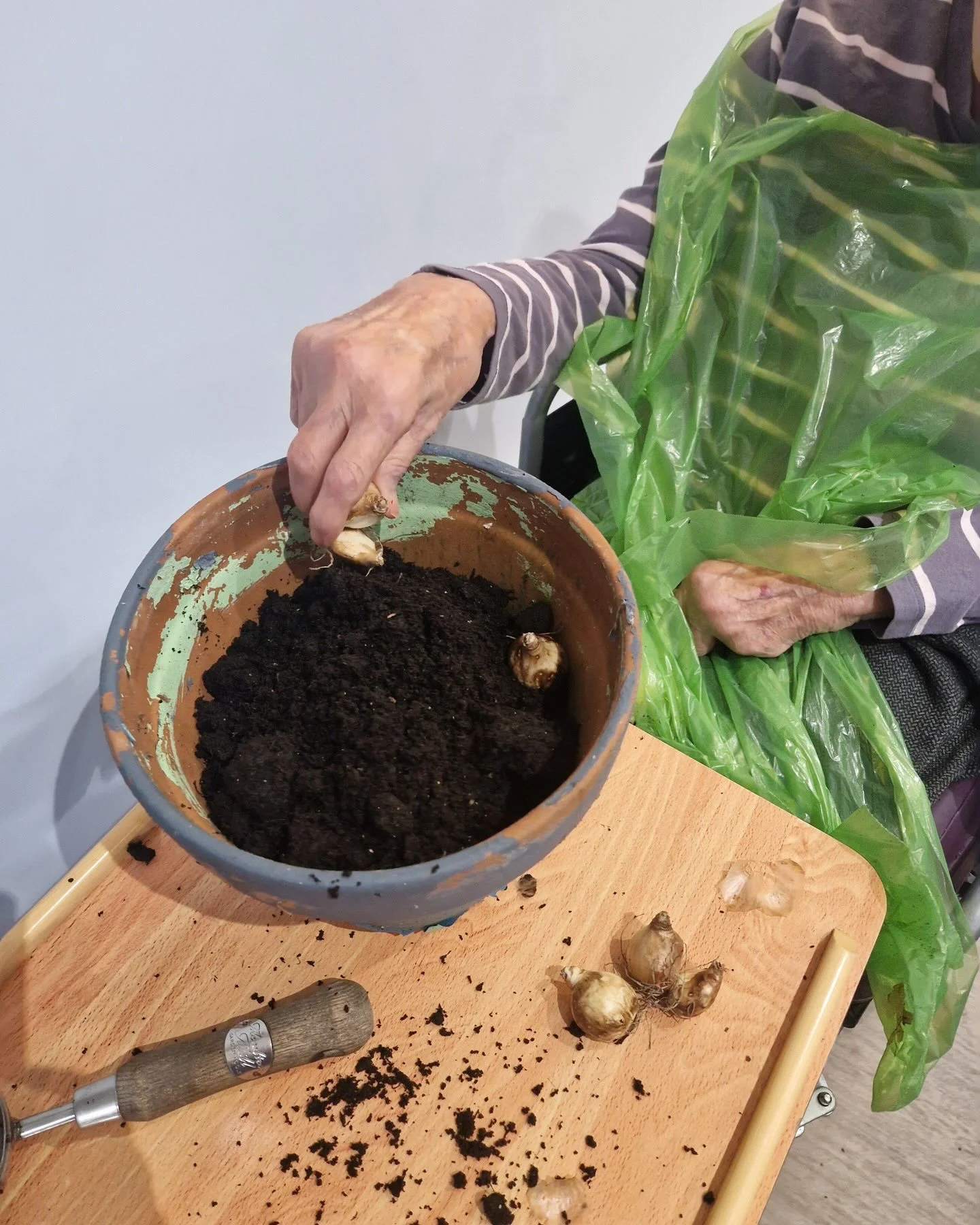 🌿 Who doesn&rsquo;t love a bit of gardening? 🌿 

Residents with our member @curaa_group spent time planting up beautiful hanging baskets, bringing colour and cheer to our outdoor spaces. 
☀️
Now they just need to watch them grow! 
💐
Field House Ca