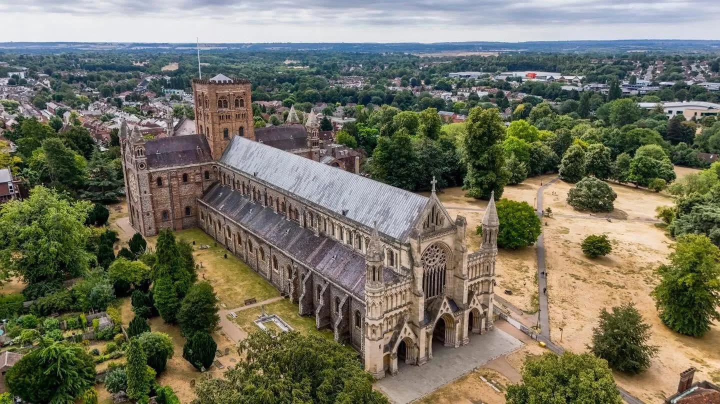 Our member @greenwooddrones was recent rapart of a oofing inspection in St Albans, and they couldn&rsquo;t resist taking the opportunity to capture one of the city&rsquo;s most iconic landmarks from above, @stalbanscathedral 
🏛️ 
Standing proudly be