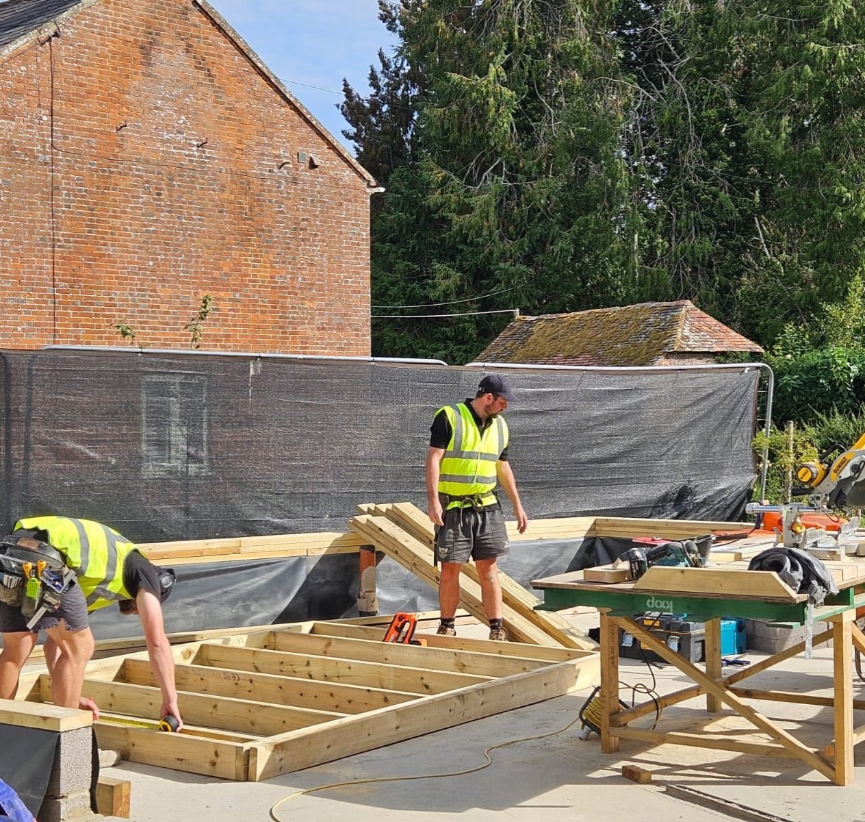Timber frame erection is now underway on site, with our member @rosewood_contracting , marking another exciting milestone in the build. 
🏡
@rosewood_contracting says it&rsquo;s great to see the architectural vision taking shape, with the structure b
