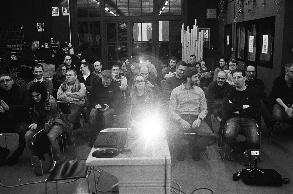 2006 - 2026
Vent'anni di fotografia.

Buon anno a tutti gli amici con cui ho condiviso la passione per la fotografia.
AUGURI DI UN SERENO 2026