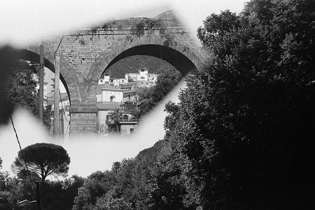 #opencallcolline26

La Valle dei Mulini
La prima cosa che si sente non &egrave; il silenzio.
&Egrave; l'acqua.
Non la si vede subito, nascosta tra la vegetazione &ndash; una presenza discreta ma ostinata che continua a scorrere come se il tempo non l