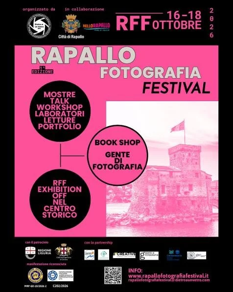 A Rapallo, il 17 e 18 Ottobre 2026, avr&ograve; il piacere di condurre un workshop di fotografia, oltre ad essere uno degli autori in mostra.
Condividere un modo di stare per strada, di osservare ci&ograve; che accade, di aspettare una fotografia sen