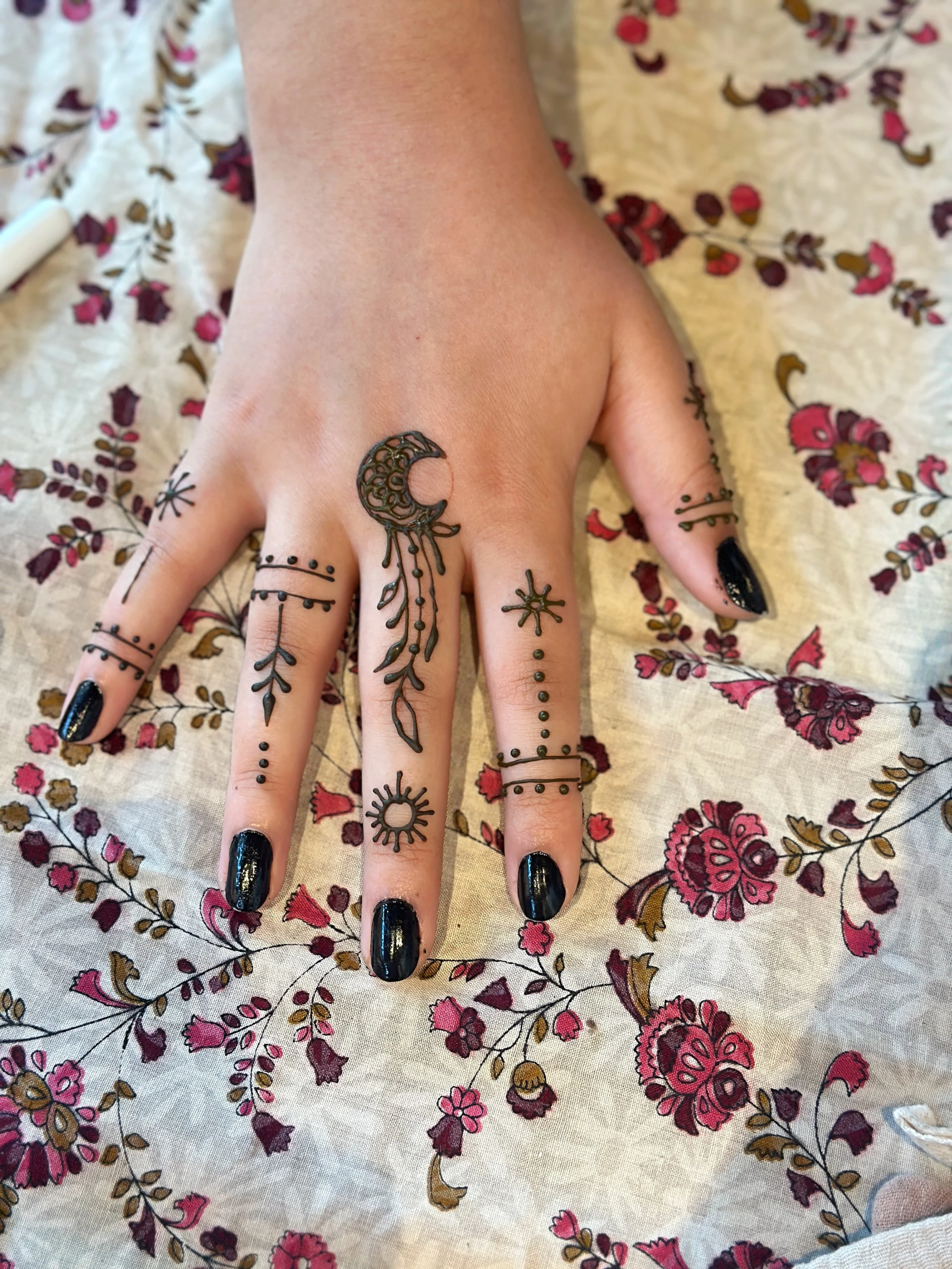 henna fingers 2.jpeg