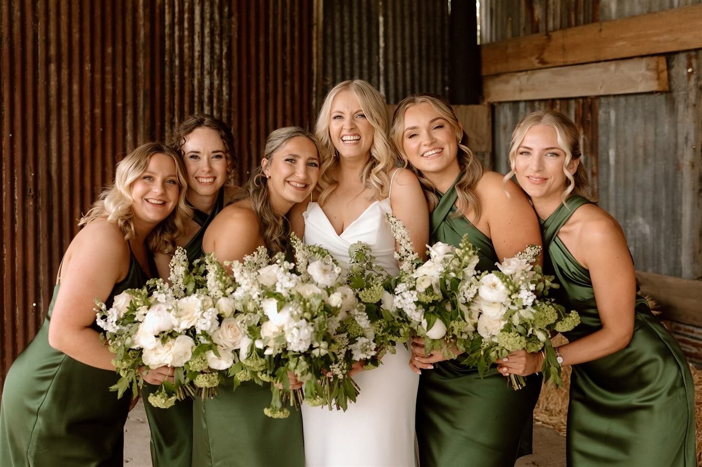 How the group photos started and how they finished 🙌🏼 such a fun crowd with Ellie and Ben who got married last week at @silchesterfarm ✨

Video @movementmediaweddings 
Hair and make up @melissaclaremakeup 
Florals @pamplemoussedorset 
Dress @bridal