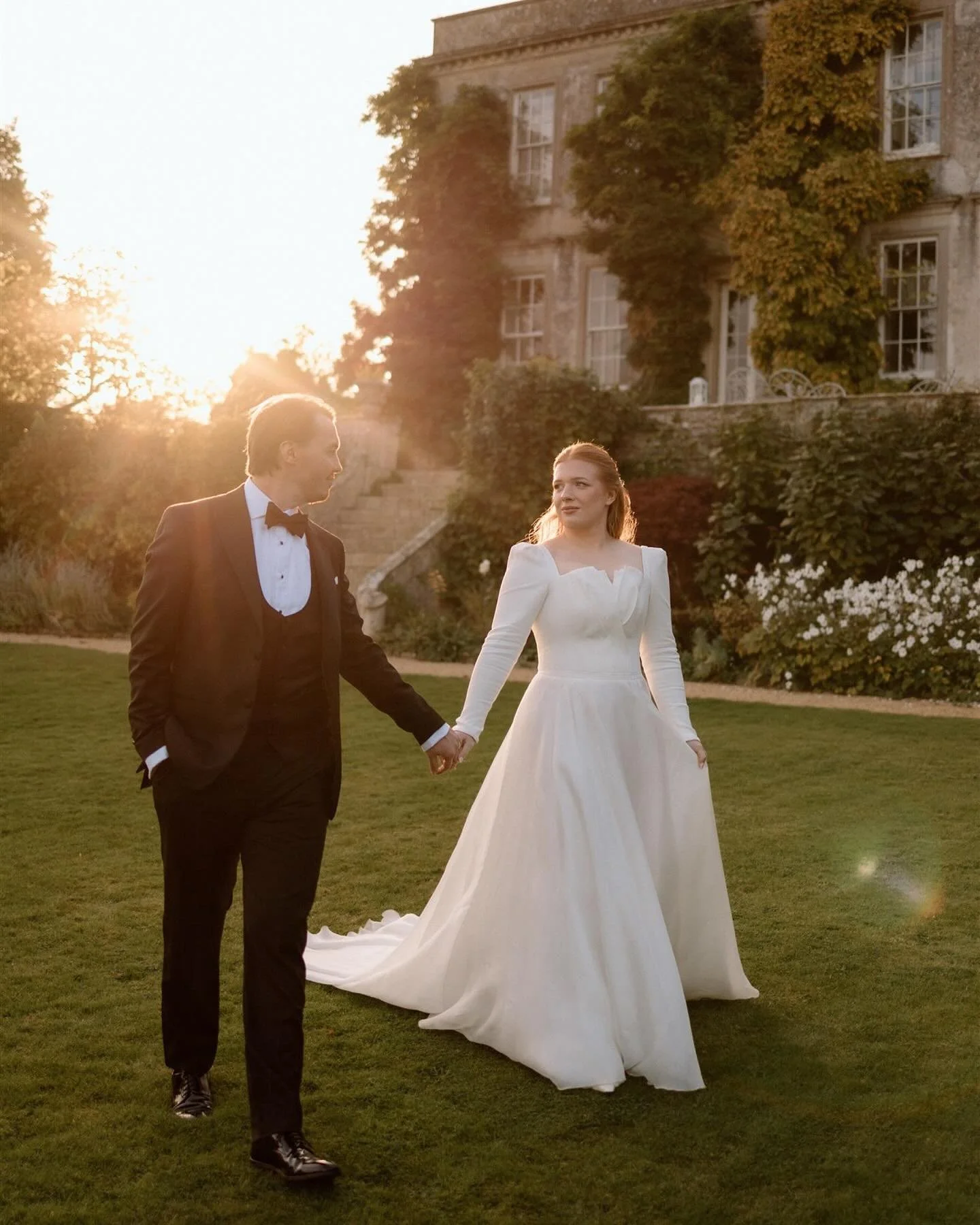 My first time at @hamswellhouse and what an autumnal dream it was. I adore the colours and light of October weddings and this gorgeous day was no exception. I am still obsessing over the florals all put together by the brides talented Mum. Big congra
