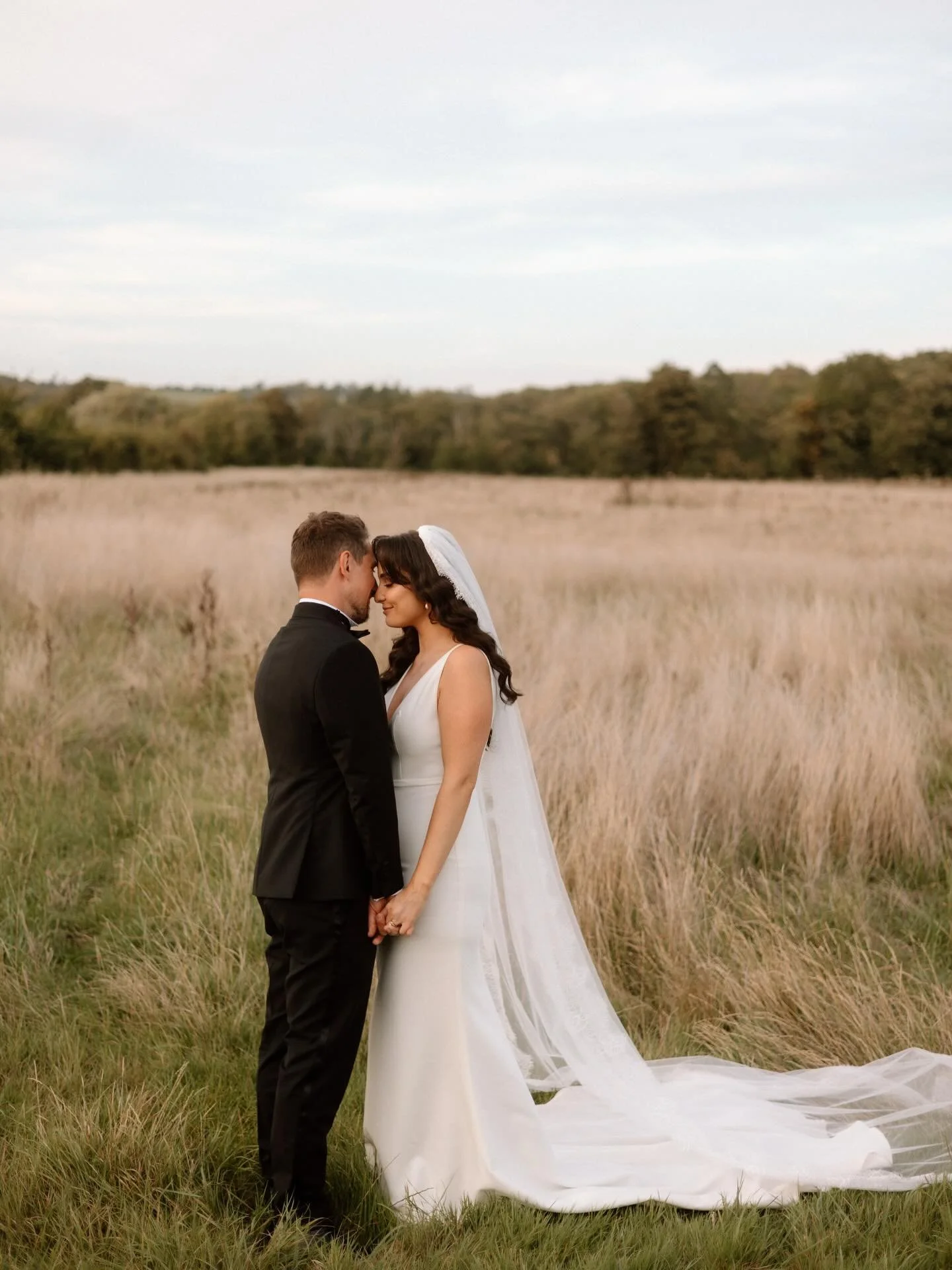 Dreaming of those late summer nights 🤍 sunset will always be one of my favourite times of the day for couple portraits. Relaxed vibes after the formalities, soft pretty light and a night of dancing ahead. Lauren and Alex showing us how it&rsquo;s do