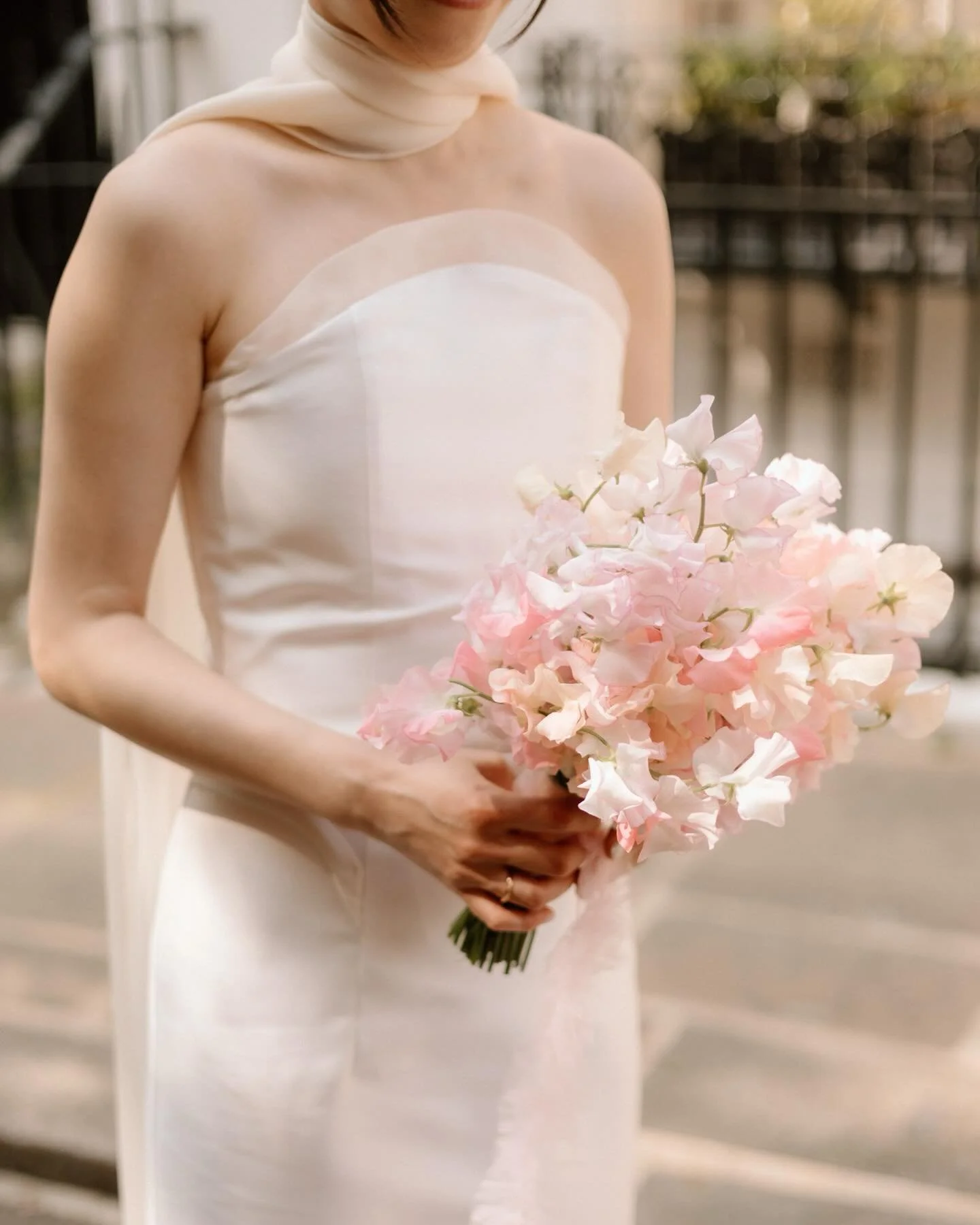 We are so ready for you spring 🌼 ten of the many gorgeous colourful florals from spring/summer 2025 to help manifest the longer lighter days in full bloom ahead of us 🌼

Image 1 @croco_floral 
Image 2 @issyandbella 
Image 3 @numbertwentyseven_ 
Ima