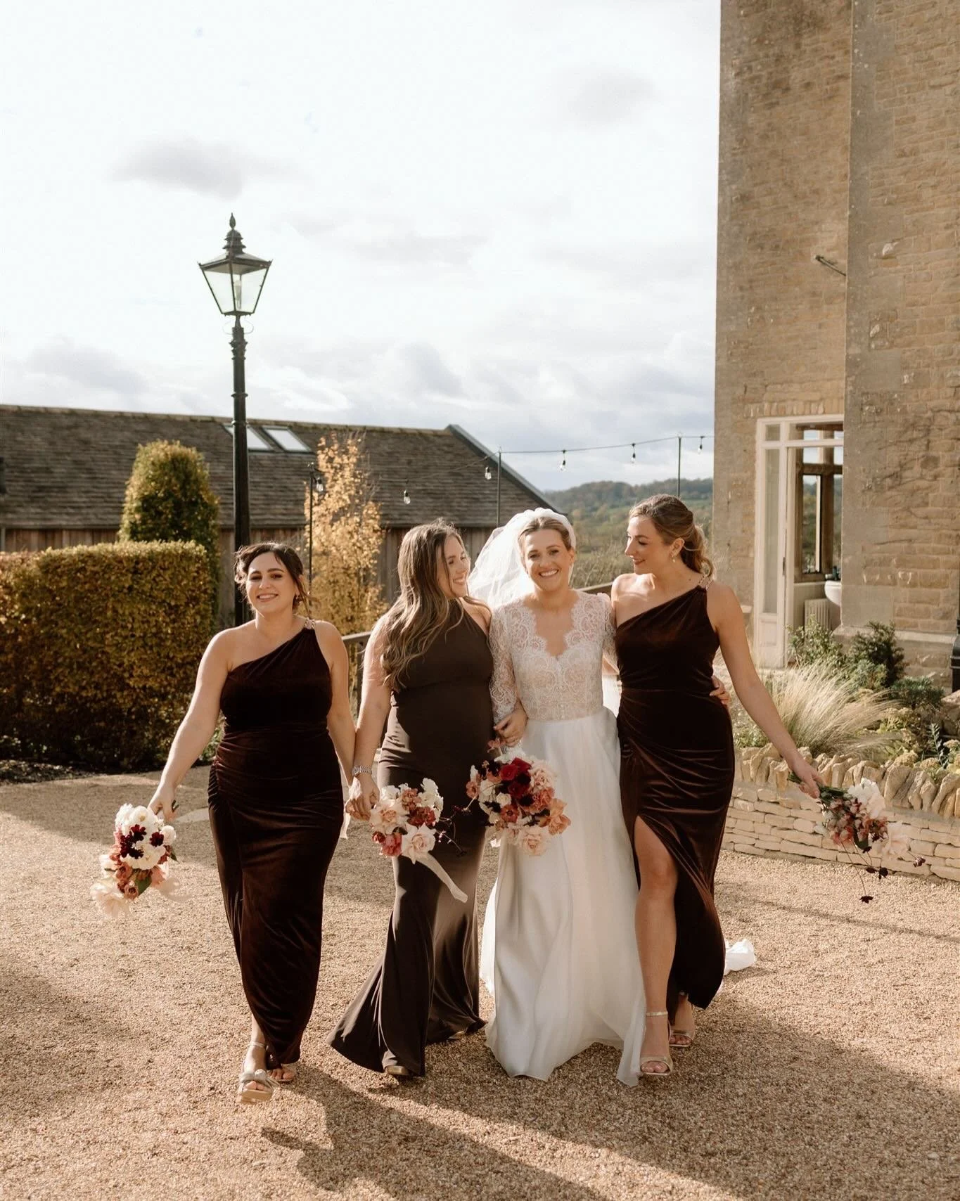 Absolutely loved this floral and dress combination 🤎 Elizabeth and her ladies last autumn at the gorgeous Cotswolds venue @hyde_house 🍂✨

Make up @amyrosemakeupartist 
Hair @andrealuellahair 
Dress @carolinecastigliano @boobridalboutique 
Florals @