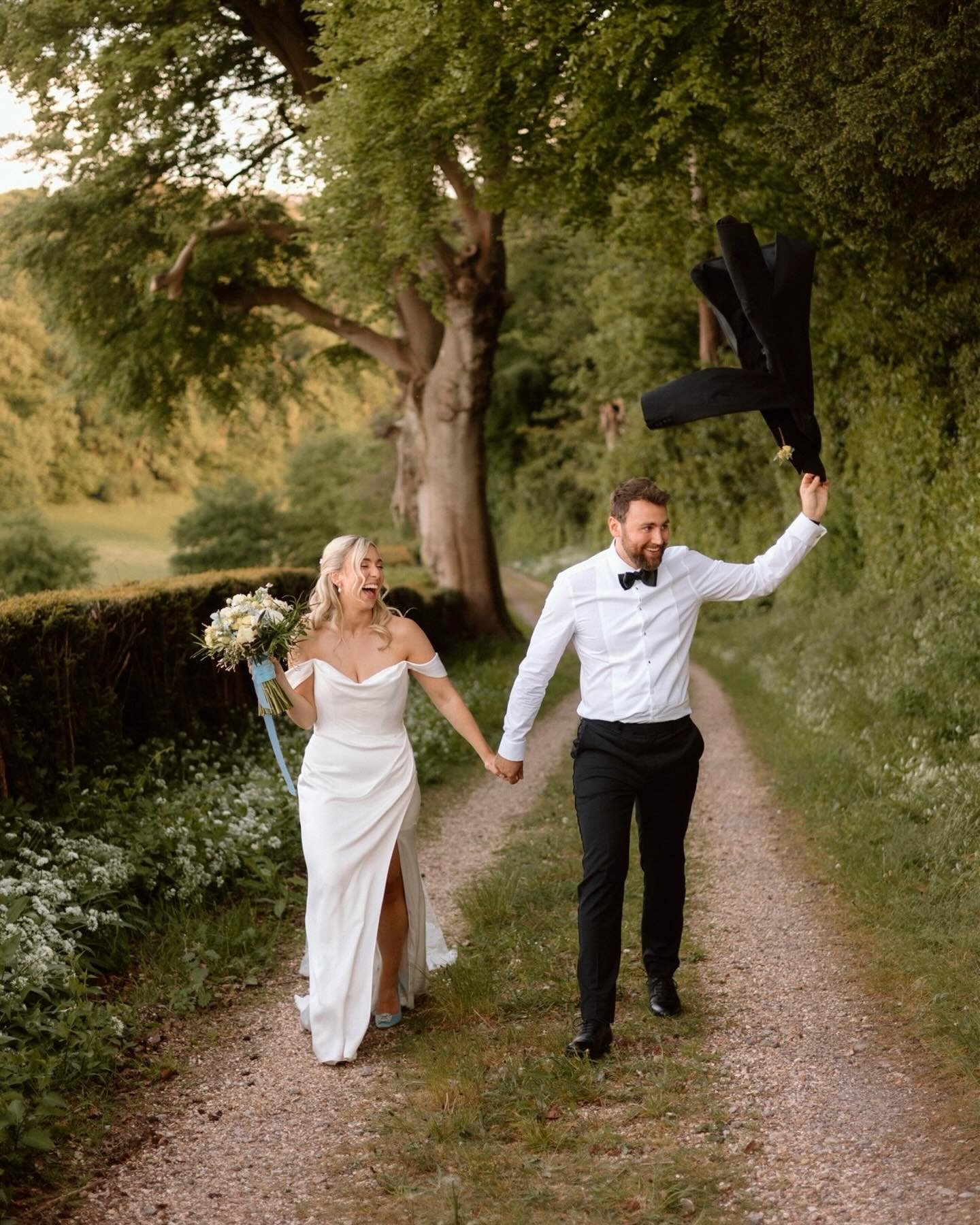 Patiently waiting for spring and those light warm evenings where everything&rsquo;s feels a bit magical 🌼 Liv and Ollie at @coombelodgeblagdon last May 🌼

MUA @bysteph_mua 
Hair @bridalhairbymarybeth 
Table plan @emma.louise.castle 
Video @kbweddin