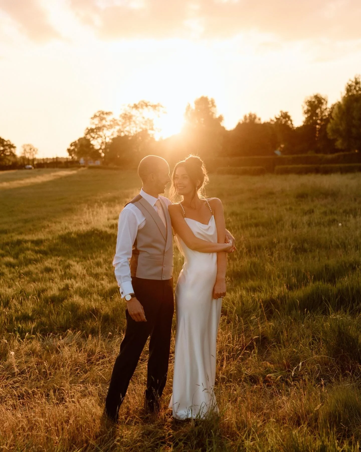 Sweet spring sunset moments with K&amp;J @thewillowmarshfarm 💕

The last few days have hopefully been a taster of those glorious sunshine filled evenings ahead of us this spring, absolute heaven 💕

Florals @numbertwentyseven_ 
Catering @thomastheca