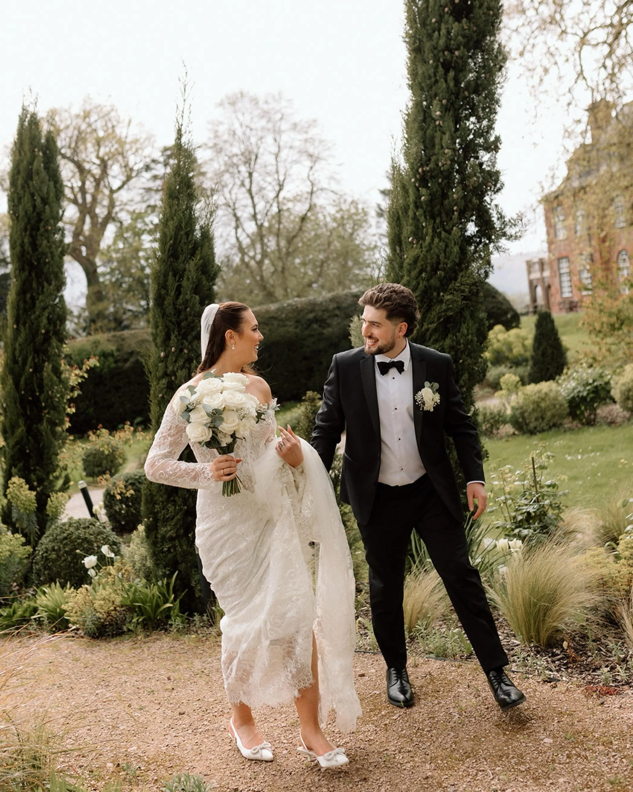 A gorgeous day for Holly and Joel at @santffraedhouse last month 💛 loved being part of this heartfelt day which was a dream to capture. Congratulations to you both! 💛

Make up @victoriafoxmakeup 
Videographer @fleurdelysfilms 
Second photographer @