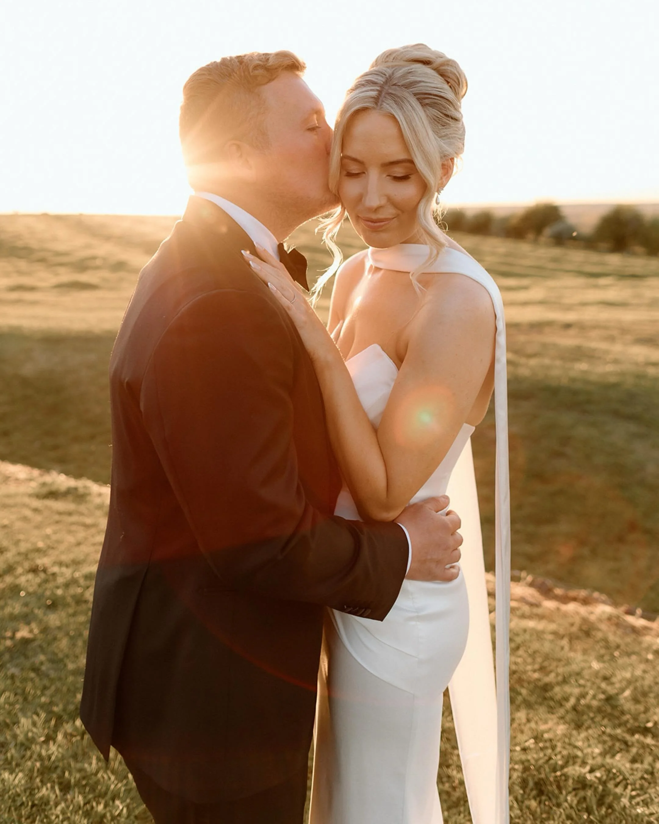 The most beautiful evening light for Alyce and Tim who got married earlier this spring at the stunning @primrosehillfarm known for its golden sunsets and endless countryside views. An absolute joy to edit 🧡 Captured beautifully by my associate @step