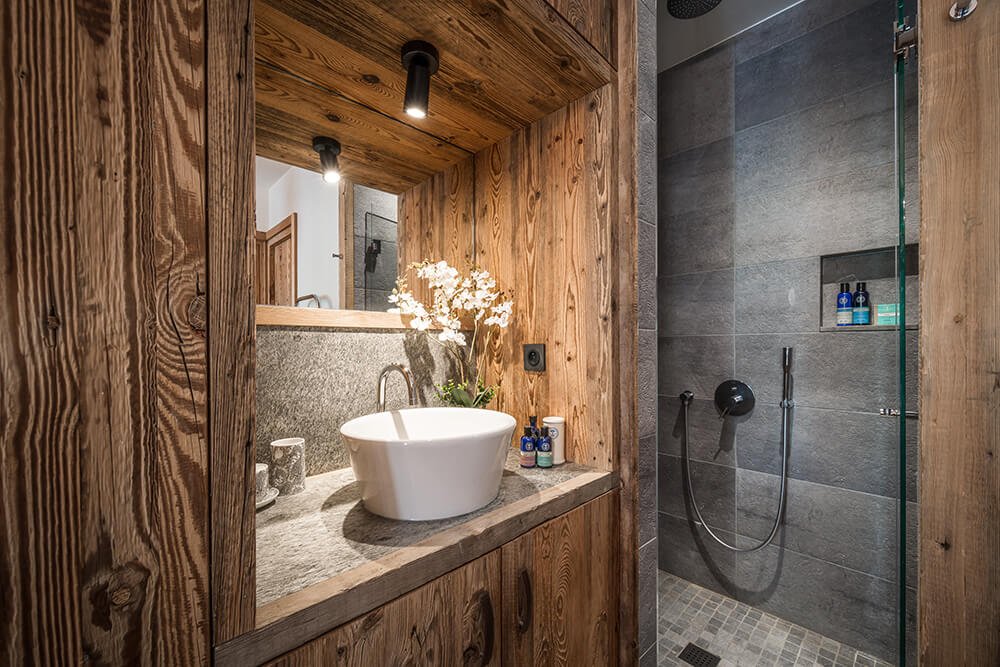 Luxury chalet in Val d'Isère at the foot of the slopes with hotel service, pool and spa