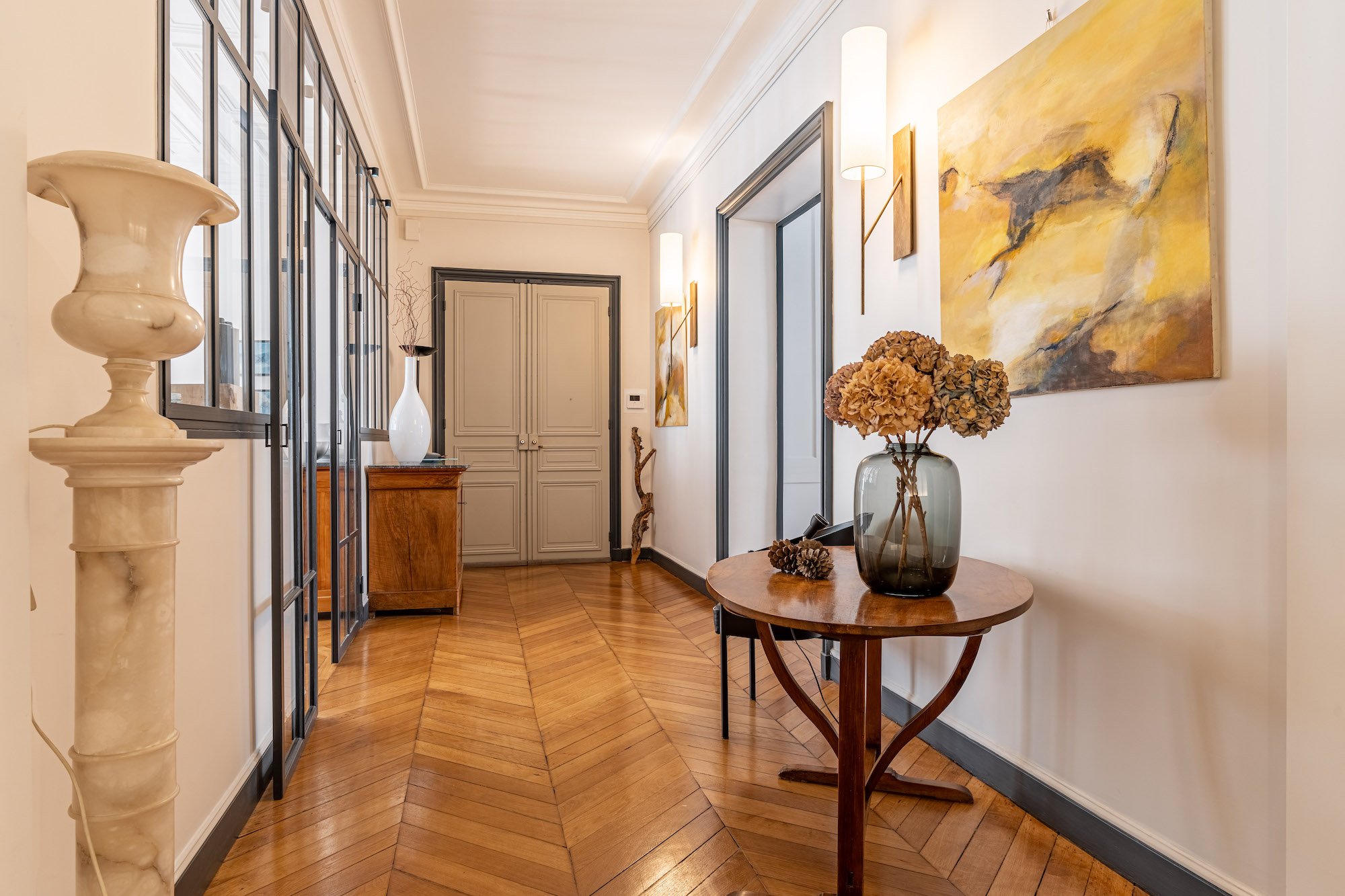 Prestigious apartment in Paris near the Champs Elysées