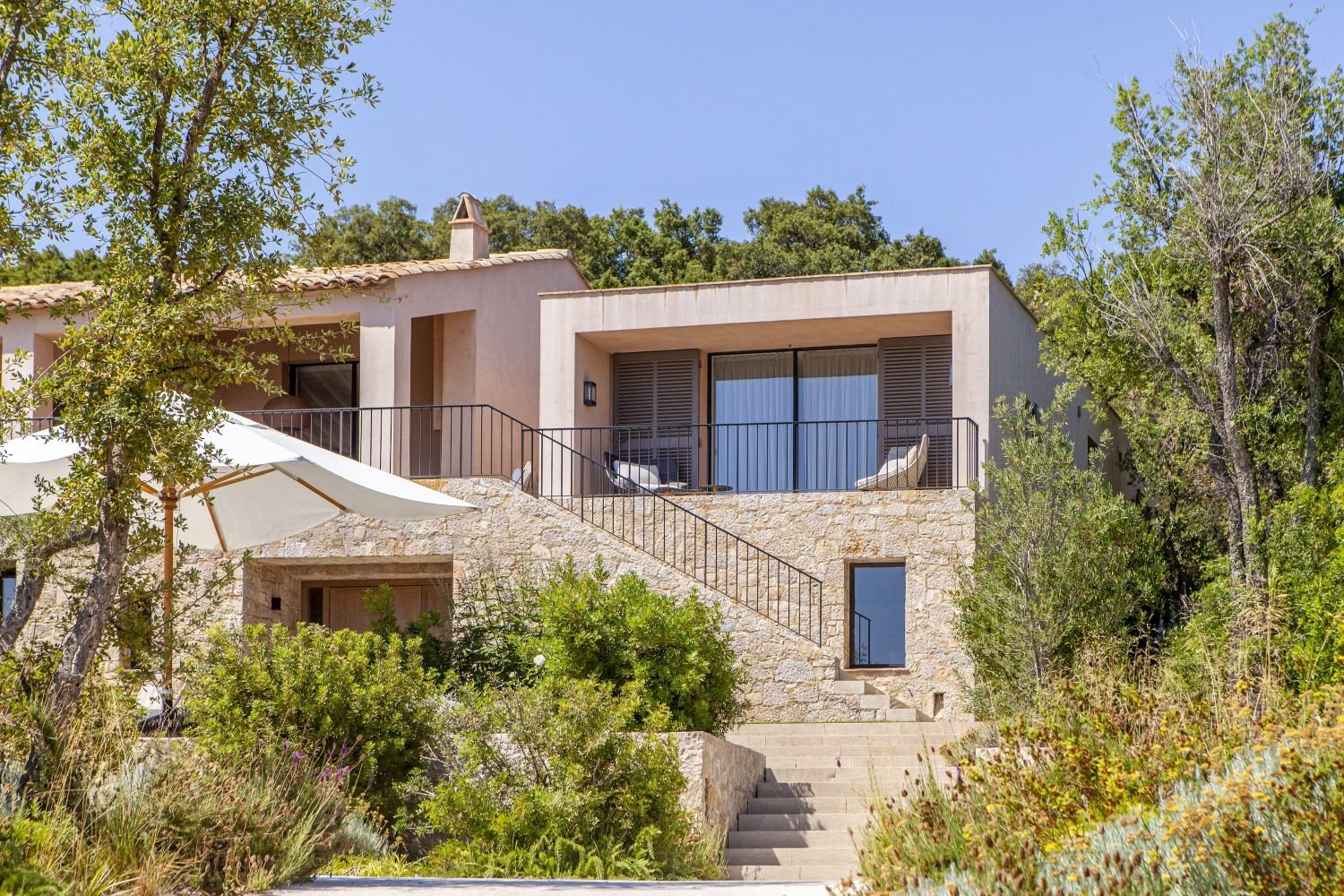 Luxury villa for rent on the cote d'azur near st tropez with sea view and large swimming pool