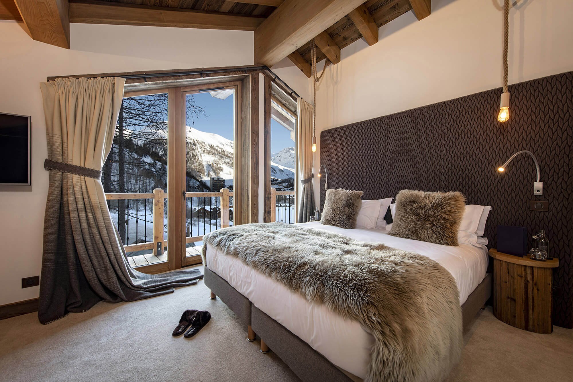 Luxury chalet in Val d'Isère at the foot of the slopes with hotel service, pool and spa