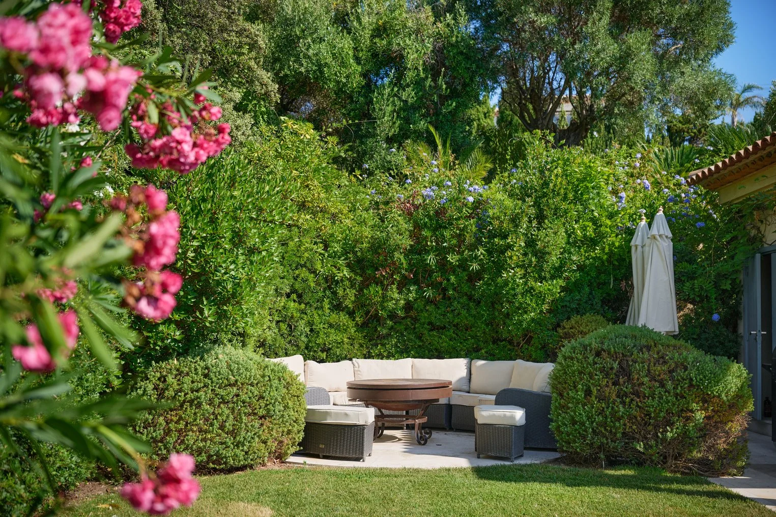 Villa de luxe vue mer les cistes jardin