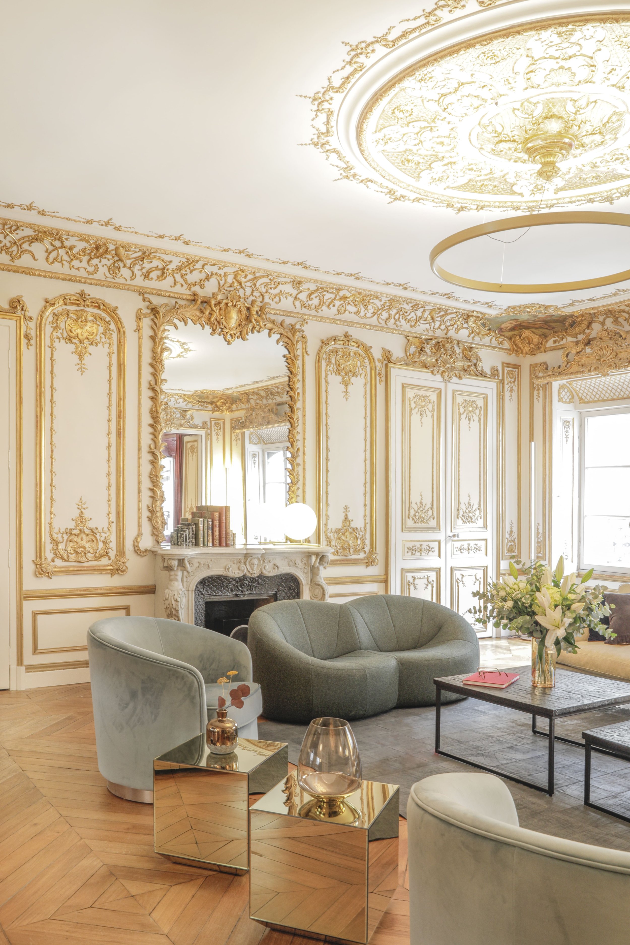 Appartement de prestige Homanie Paris Royale - salon avec moulures dorées 