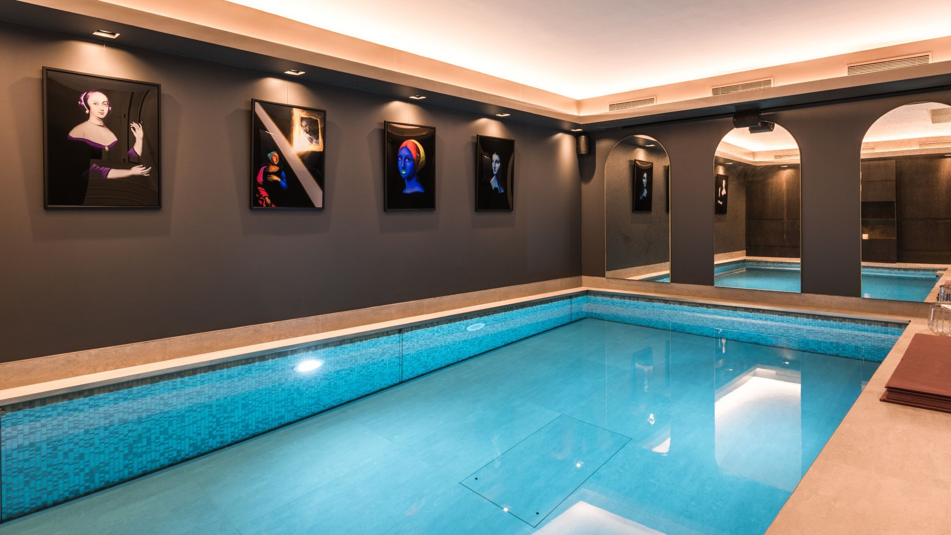 Luxury indoor pool in the villa Homanie Paris Mandel 