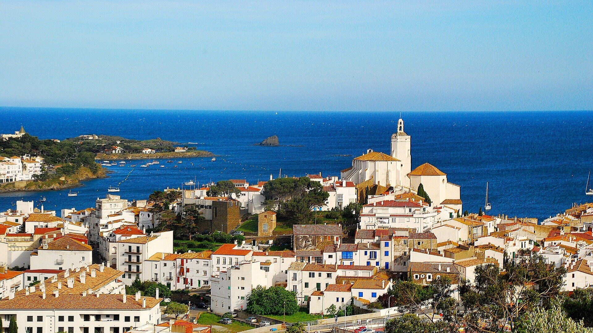 Discover and visit Cadaqués on the Mediterranean coast.