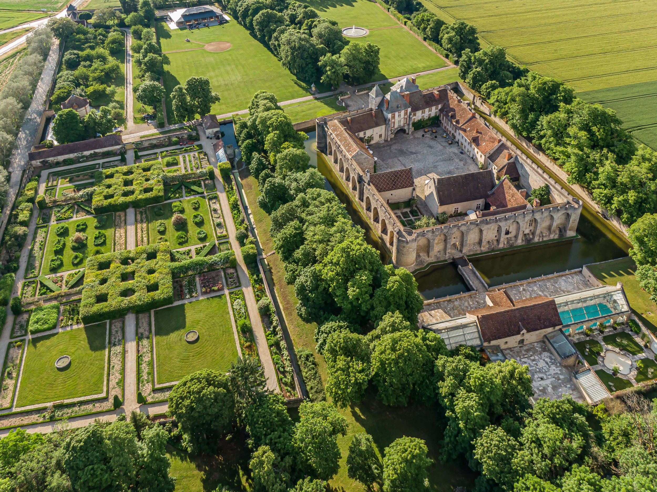 Exceptional chateau and luxury estate near Paris