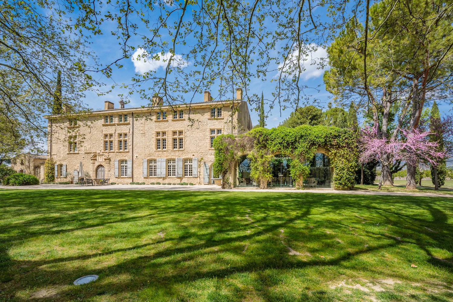 Exceptional chateau in Provence in the heart of the Luberon vineyards