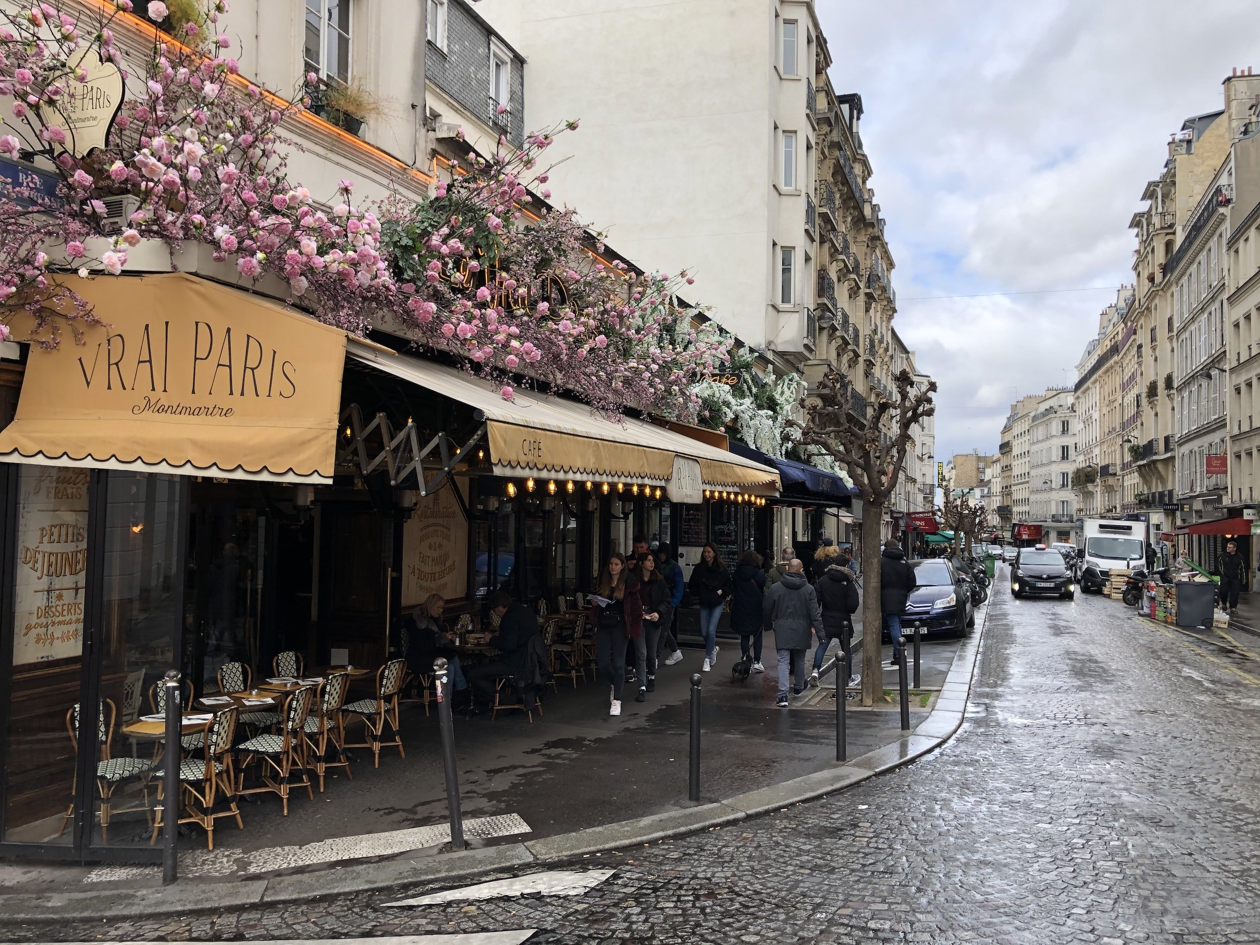 Exclusive guided tour of Paris from a luxury home with pool and garden