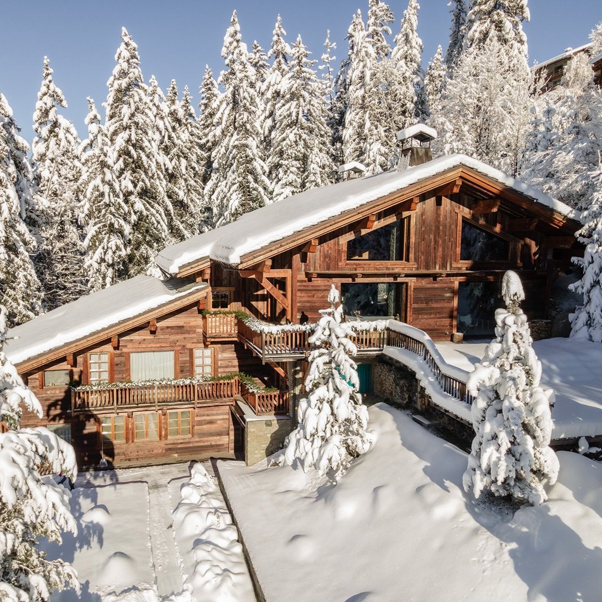 Luxury chalet in Méribel at the foot of the slopes with hotel service, swimming pool and spa