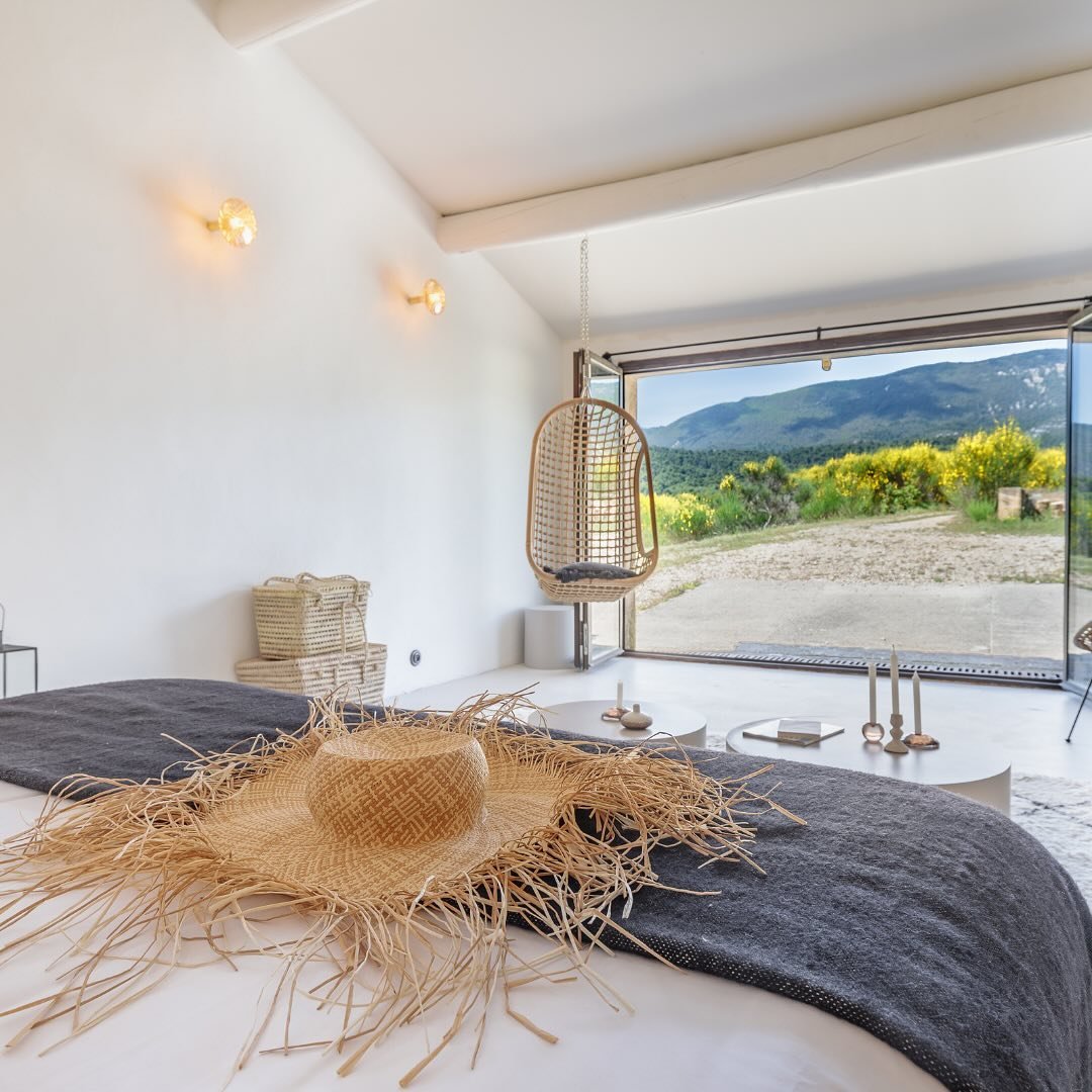 Infinity pool with nature view, spacious and bright living areas, 6 bedrooms - 11 guests, an unparalleled retreat surrounded by vineyards and olive groves.

Piscine &agrave; d&eacute;bordement, spacieux et lumineux espaces de vie, 6 chambres pouvant 