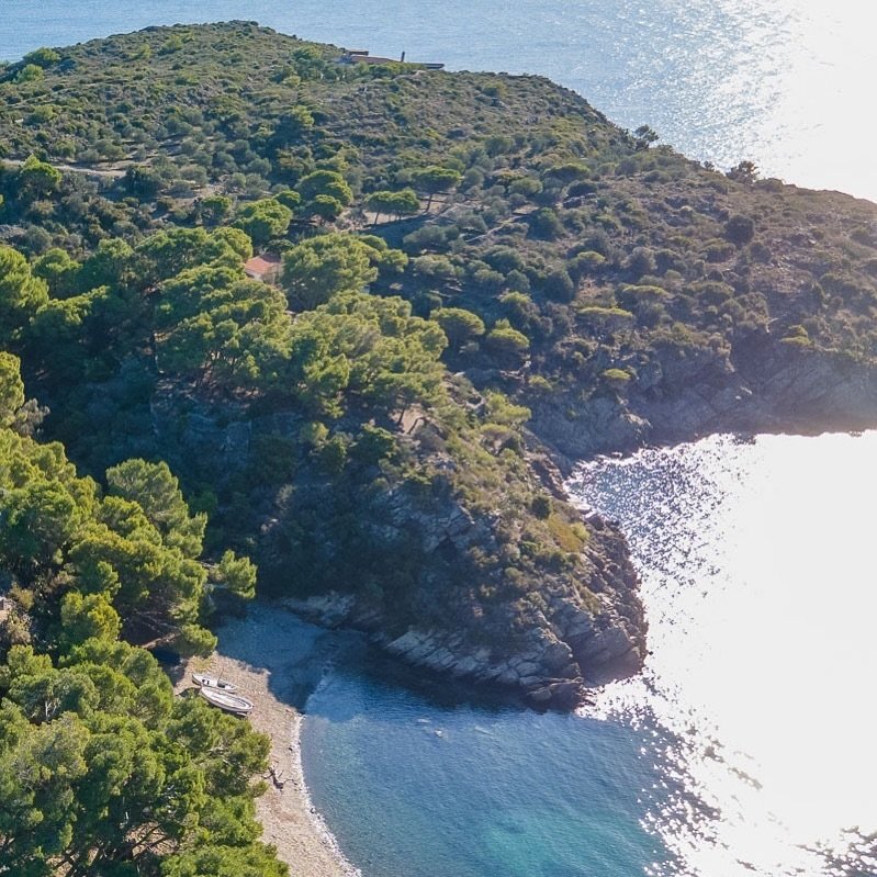 Discover this authentic finca located in the heart of the Cap de Creus nature park in Cadaques: dating from the 80s, it offers 7 bedrooms for 16 people. Between the sea and the mountains, enjoy a unique experience on the Costa Brava!

D&eacute;couvre