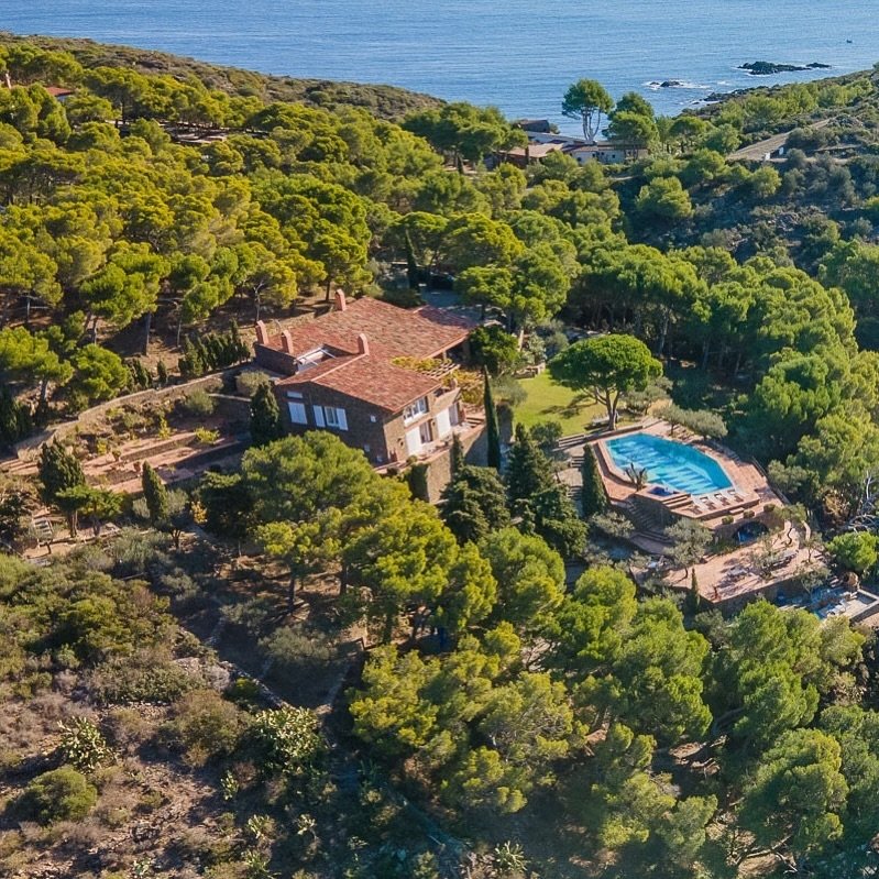 Discover this authentic finca located in the heart of the Cap de Creus nature park in Cadaques: dating from the 80s, it offers 7 bedrooms for 16 people. Between the sea and the mountains, enjoy a unique experience on the Costa Brava!

Discover
