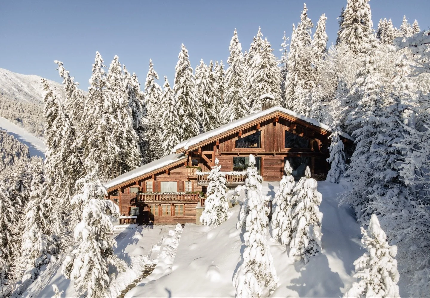 France | M&eacute;ribel Brames

Alpine luxury and direct access to the slopes in M&eacute;ribel ❄️🏔️

Right on the slopes in Les 3 Vall&eacute;es, this 8-bedroom chalet (sleeps up to 15) blends modern elegance with alpine warmth. Terraces with mount