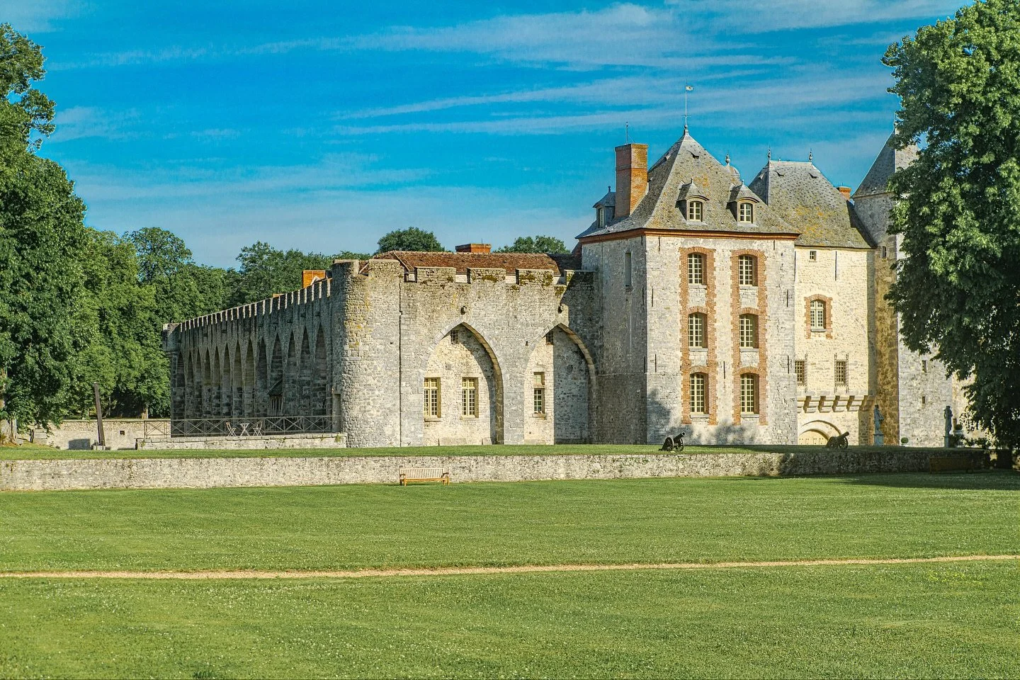 France | Paris Ch&acirc;teau

History &amp; heritage&hellip; ready to step into another time? 🏰🌿

Less than 45 minutes from the capital, this 13th-century ch&acirc;teau offers 20 bedrooms (including 11 suites), a private chapel, indoor pool, tennis