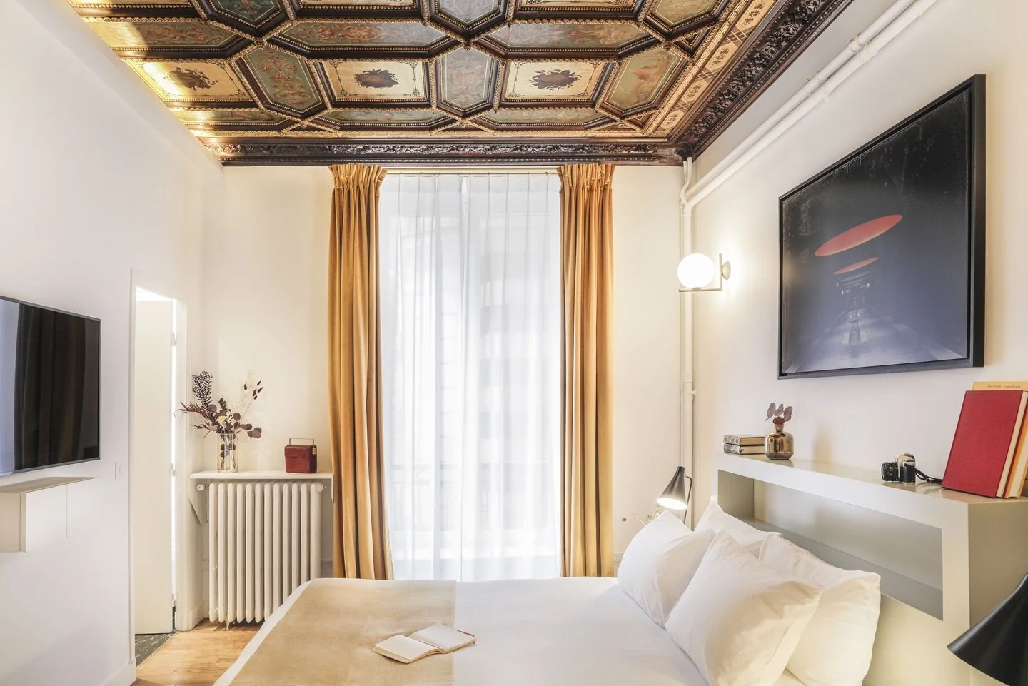 France | Paris Royale

A grand and historic apartment steps from Place de la Concorde ✨🇫🇷

In the 8th arrondissement of Paris, this apartment decorated with moldings, classified woodwork ceilings and period parquet floors is distinguished by its hi