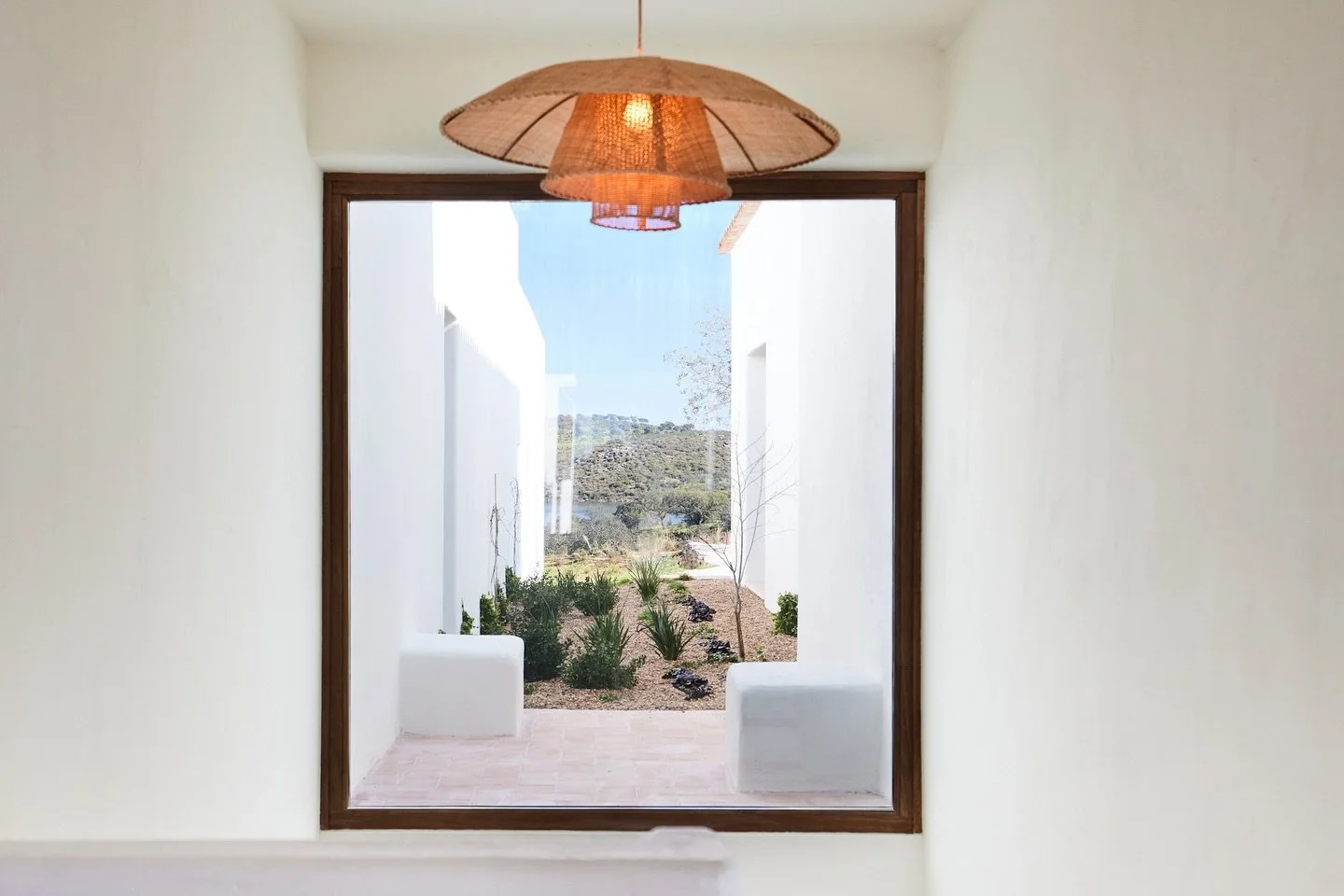 Portugal | Alqueva 

An exceptional setting on the edge of Lake Alqueva 🐚

Overlooking the lake, this 16-hectare property offers privacy, open views and a preserved environment. Recently renovated, the villa features 11 en-suite bedrooms, generous i