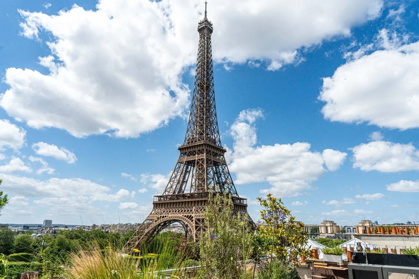 Paris I Saint-Dominique

Rooftop parisien avec vue sur la Tour Eiffel ✨

Located in the prestigious 7th arrondissement of Paris, this exceptional apartment features a 120m&sup2; rooftop terrace with a breathtaking view of the Eiffel Tower and a 360&d